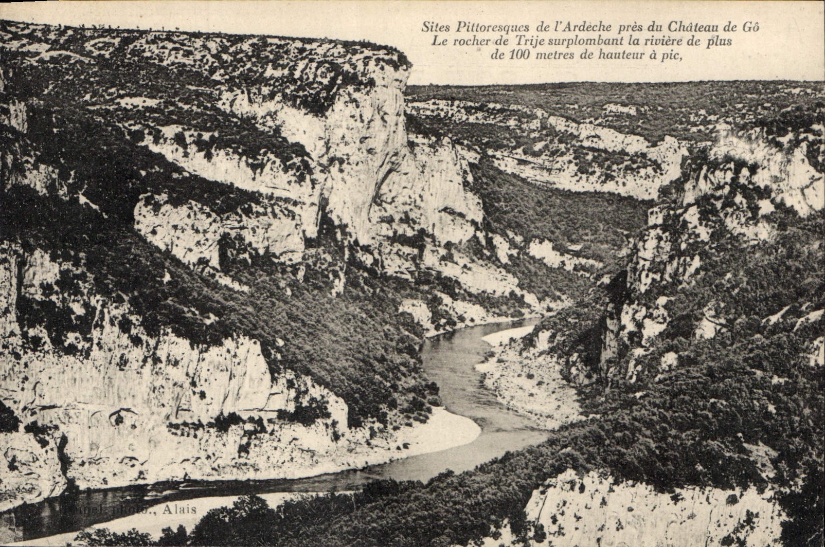 Sites Pittoresques de l'Ardeche près du Château de Gô — Le rocher de Trije surplombant la rivière de plus de 100 mètres de hauteur à pic — Alais