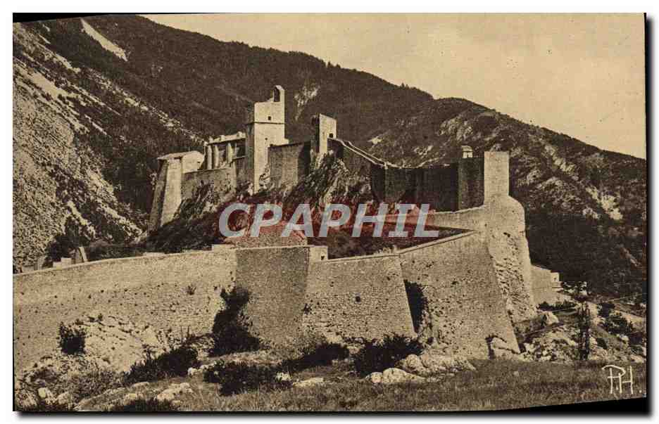 Sisteron — Citadelle dominée par le Chemin de Ronde et la Chapelle — Paul Heyriés