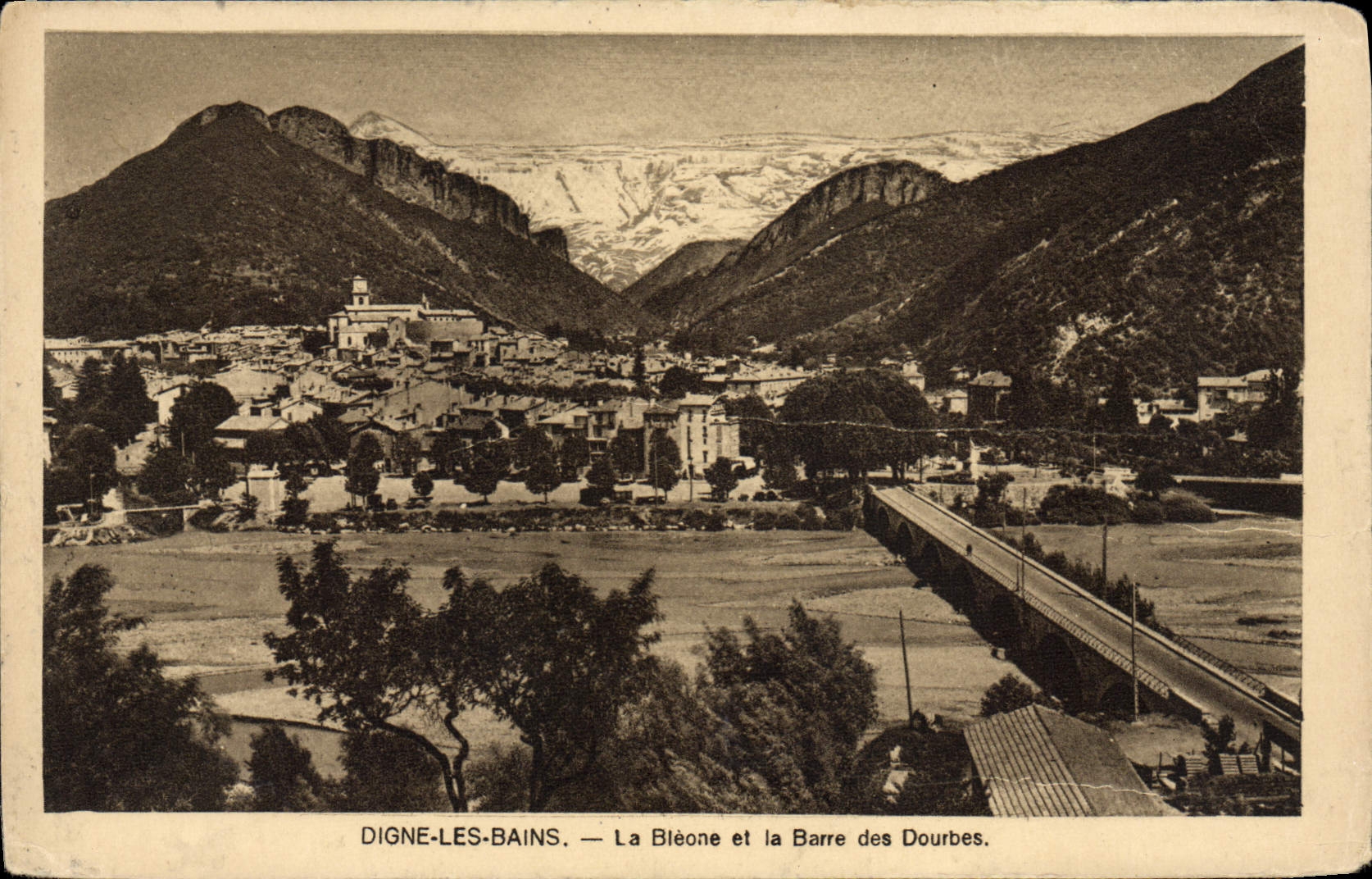 CPA Digne les Bains La Bleone et la barre des Dourbes 