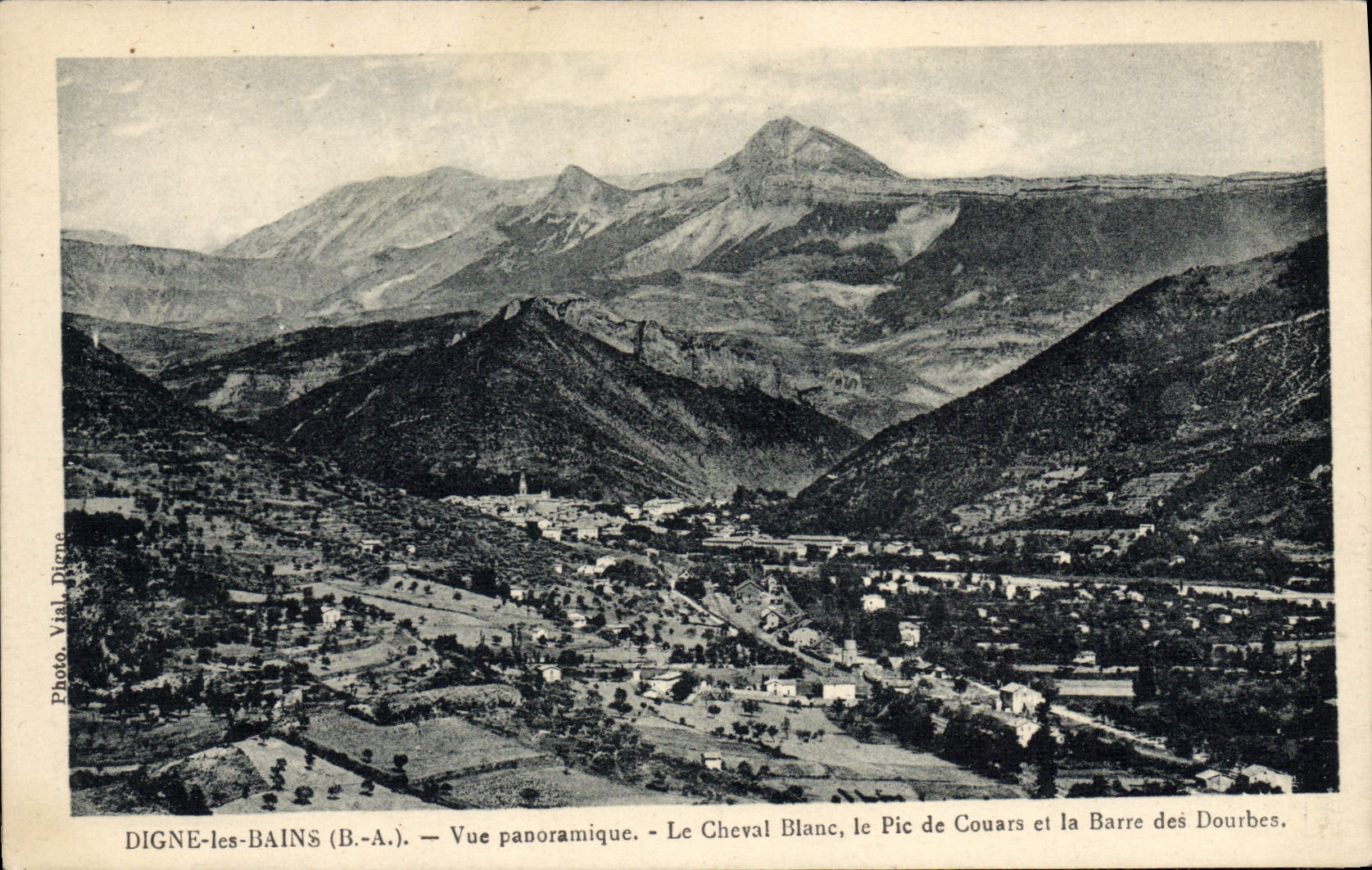 Digne-les-Bains (B.-A.) — Vue panoramique — Le Cheval Blanc, le Pic de Couars et la Barre des Dourbes — Photo Vial, Digne