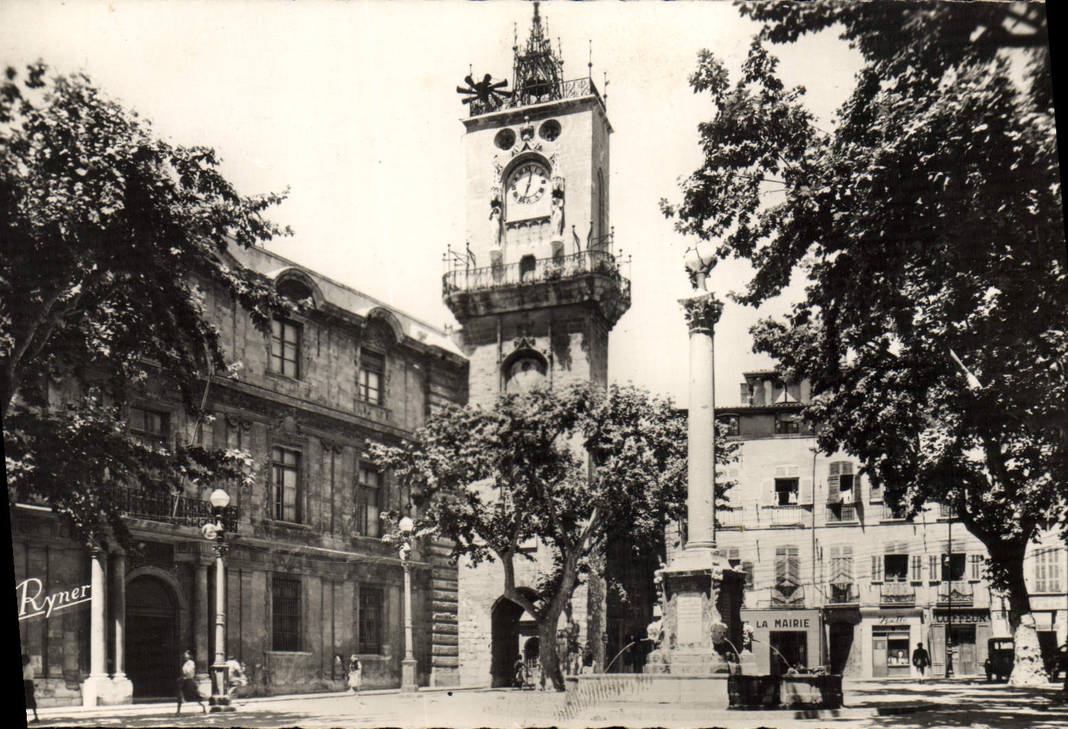 Aix-en-Provence — La Cité du Roy René — Place de la Mairie — Fontaine (XVIIIe s.) et Beffroi (XVIe s.) — Ryner