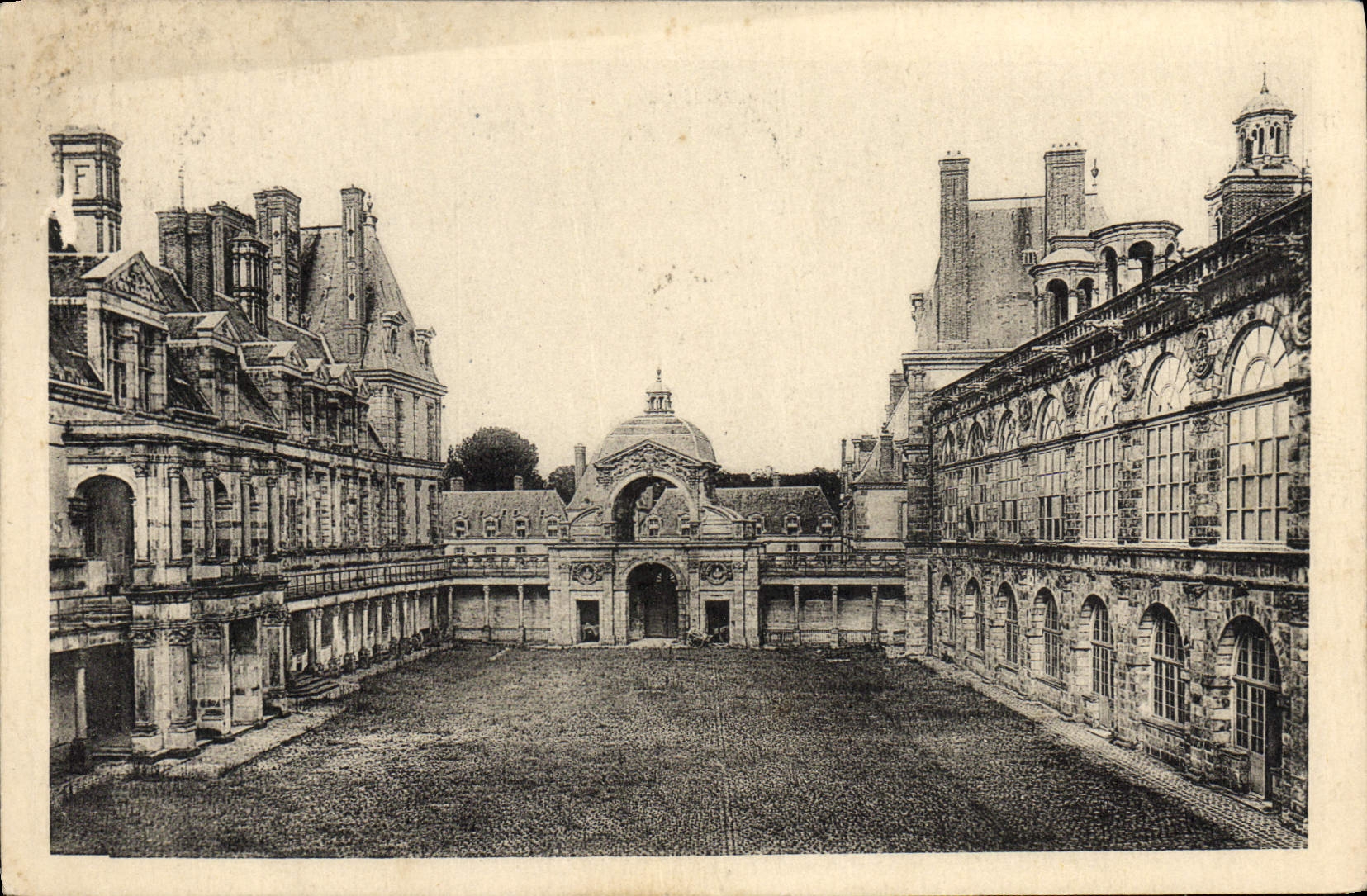 Castillo de Fontainebleau — La Cour Ovale — Edición de los Museos Nacionales