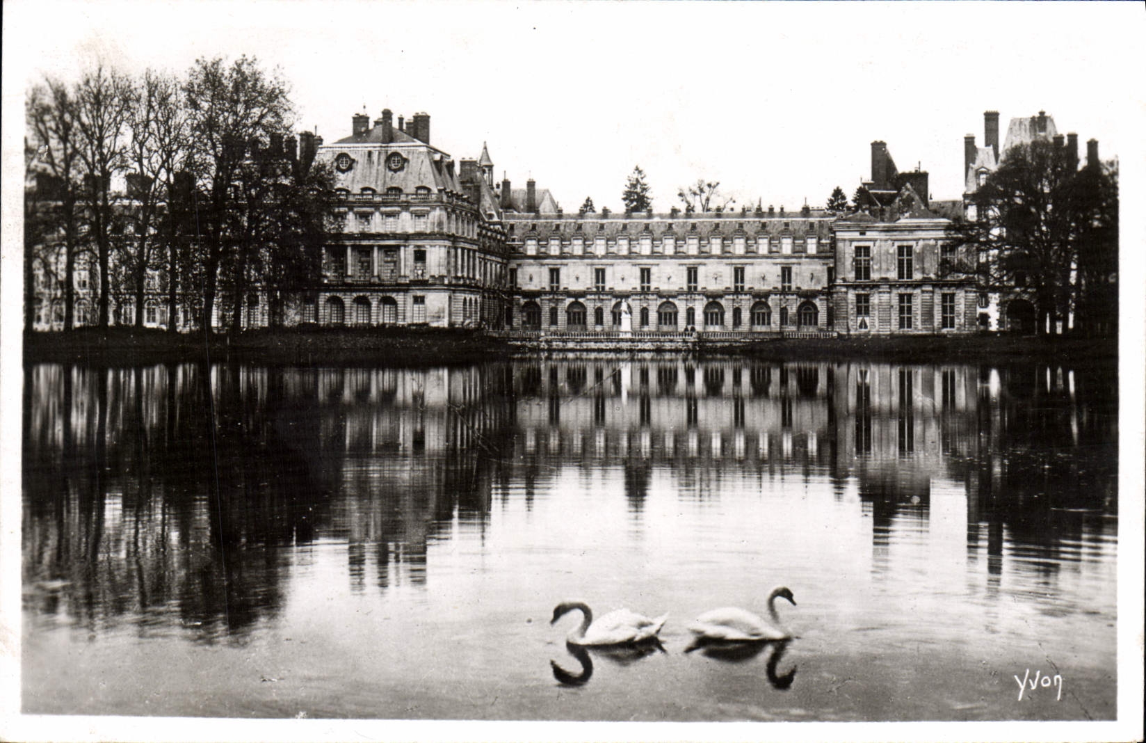 Fontainebleau — Façade du Palais, vue de l'Étang des Carpes — Les Éditions d'Art à Toulouse