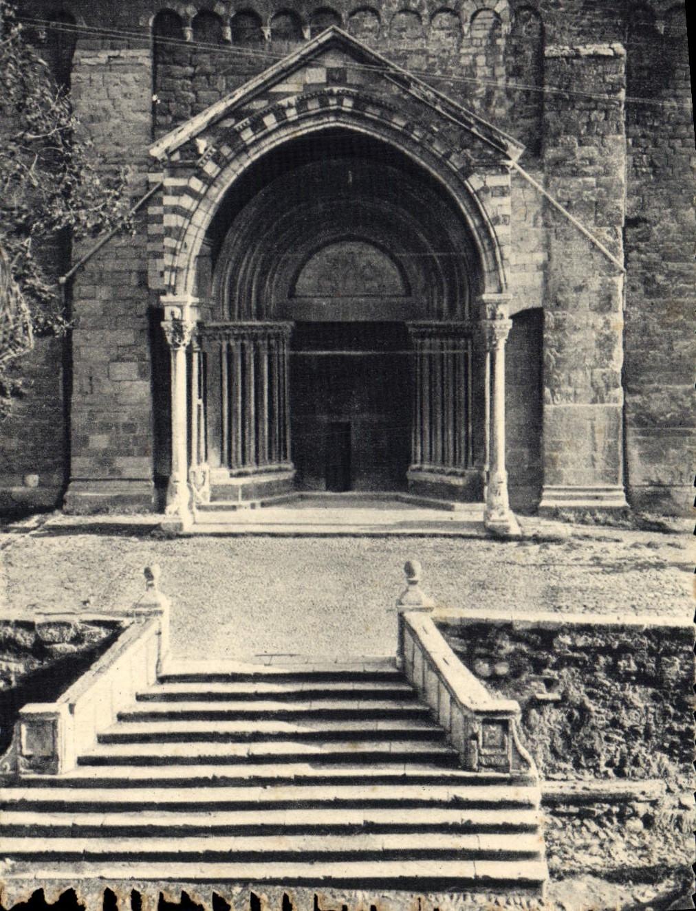 Embrun (Htes-Alpes) — Porche de la Cathédrale — Héloïs Gravier Macé