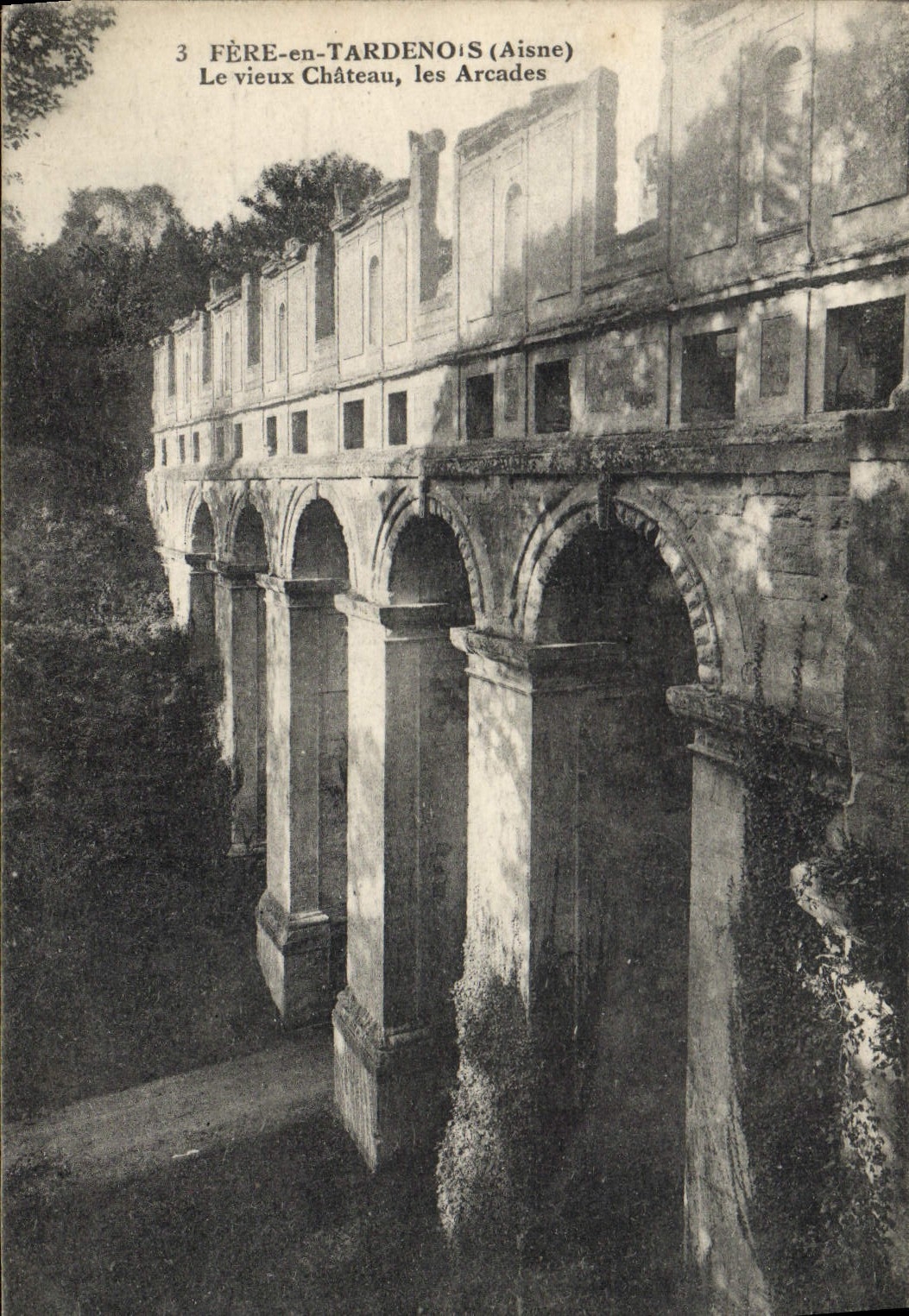 FÈRE-en-TARDENOIS (Aisne) — Le vieux Château, les Arcades — éditeur non identifié, n° de série 3