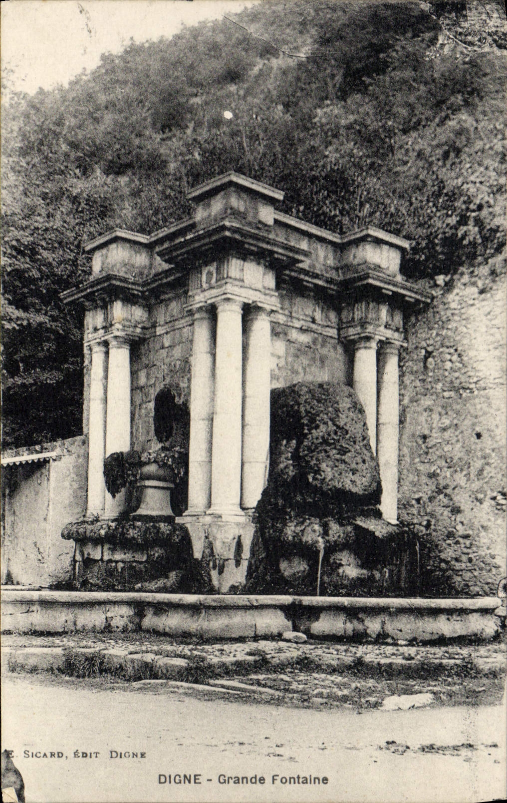 Digne - Grande Fontaine — Verlag E. Sicard, Digne