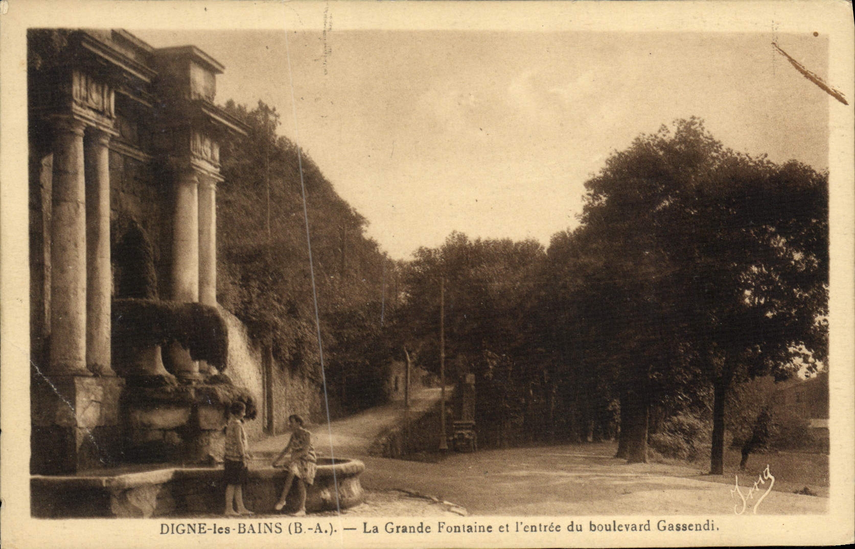 CPA Digne les Bains La Grande Fontaine et l'entree du boulevard Gassendi