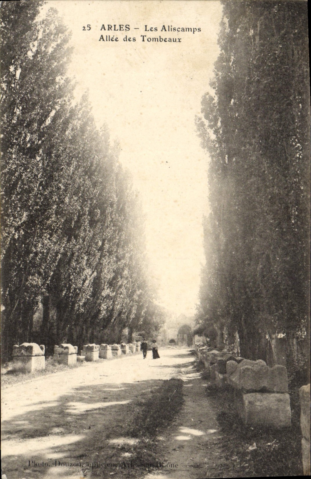 Arles — Les Aliscamps — Allée des Tombeaux — Photo Douzou, ancien Arles