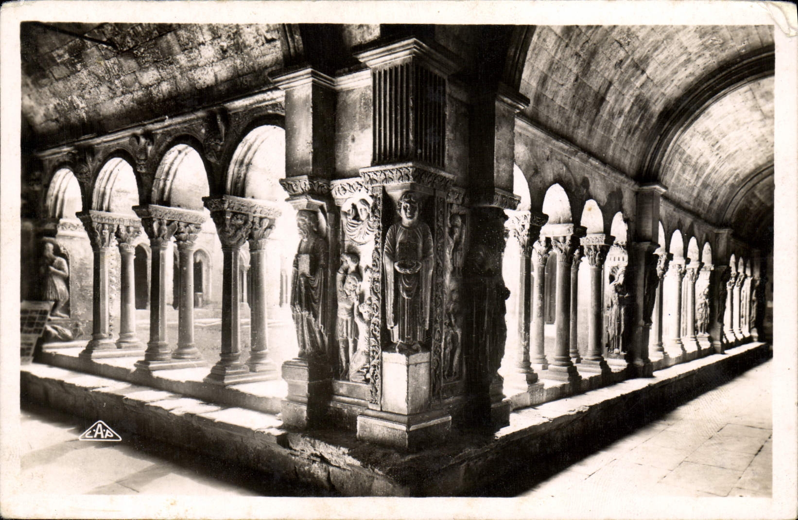 Cloître Saint-Trophime — Galeries du XIIe siècle — REAL-PHOTO-CARSTRASBOURG - PARIS