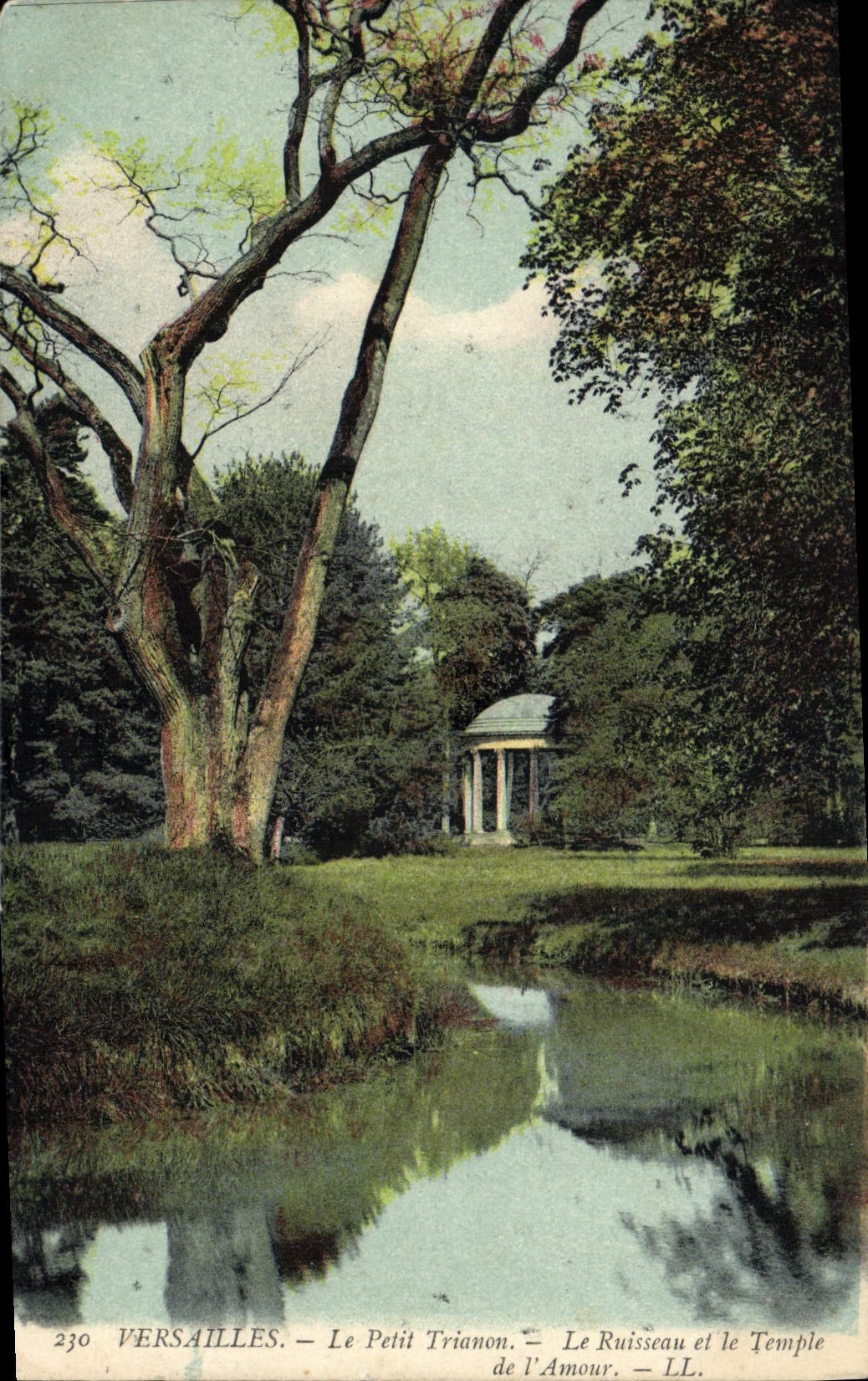 CPA Versailles Le Petit Trianon Le Ruisseau et le temple de l'amour
