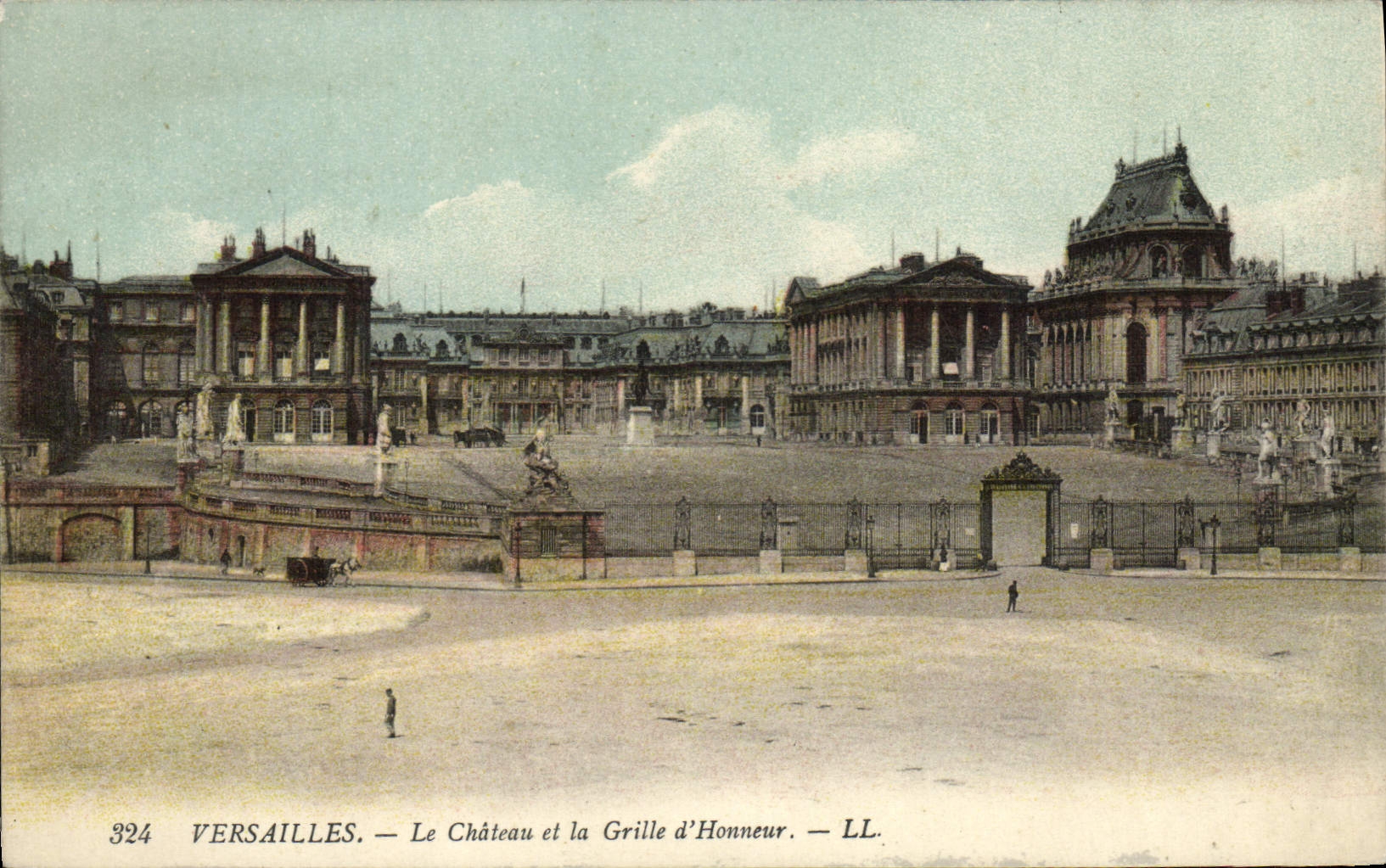 CPA Versailles Le Chateau Et La Grille D'Honneur