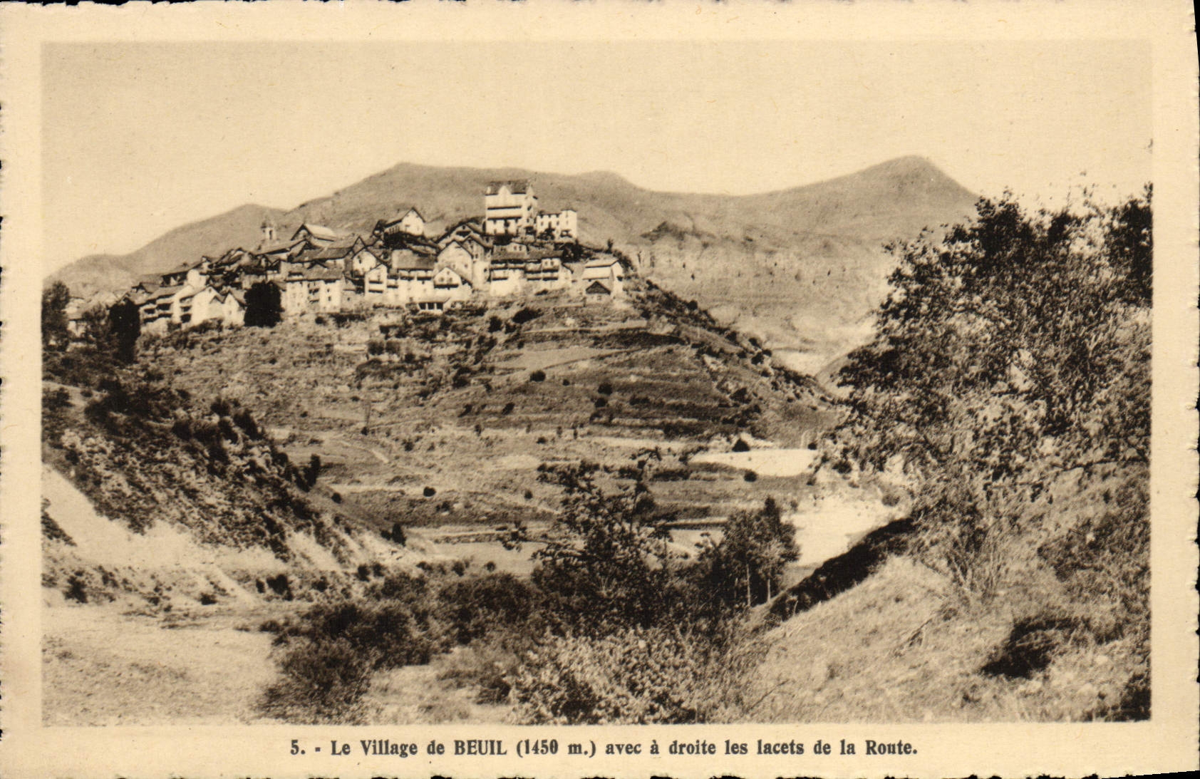 CPA Le Village De Beuil avec a droite les lacets de la route 