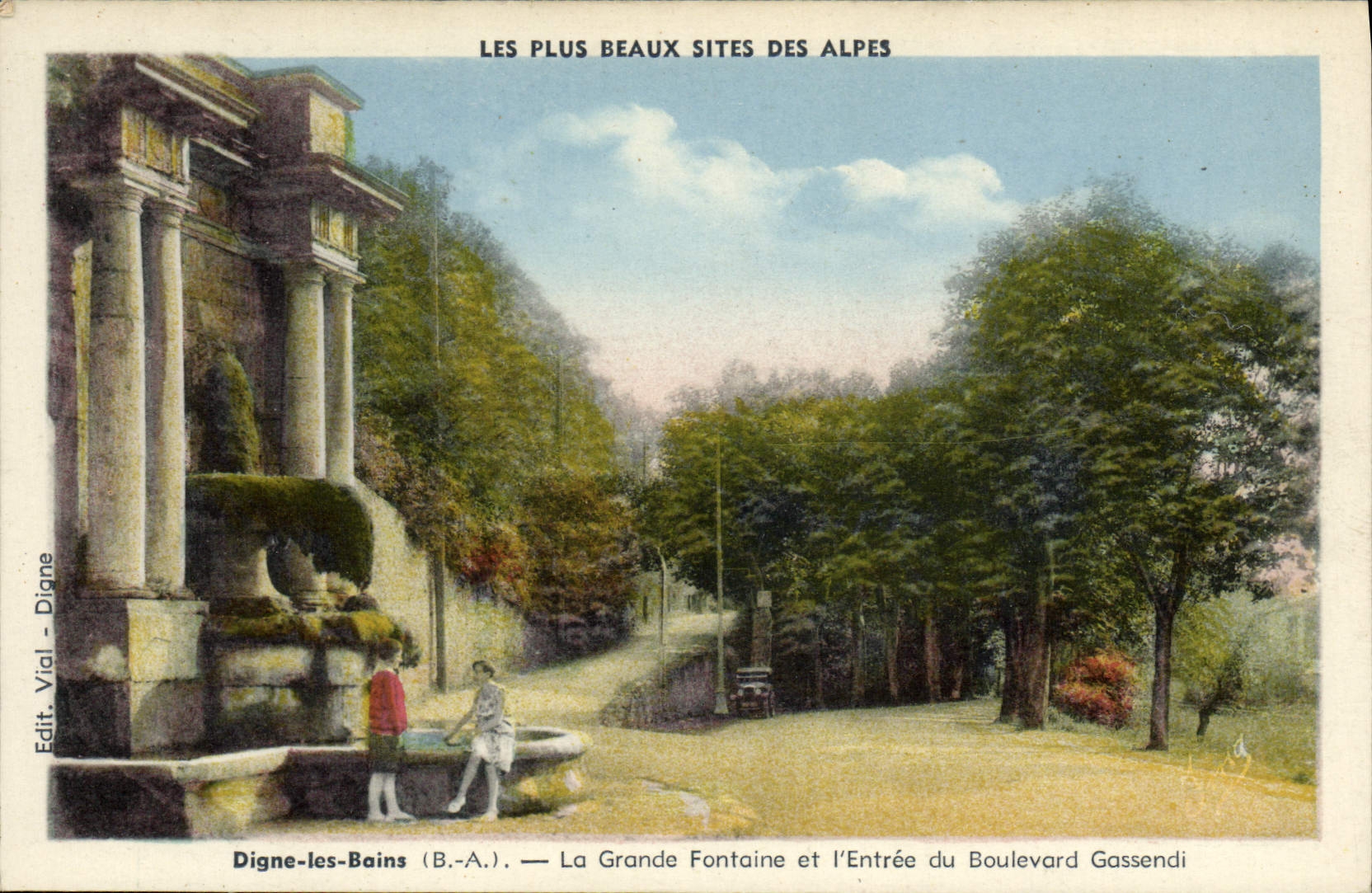 CPA Digne les Bains La Grande Fontaine Et I'Entree du boulevard Gassendi