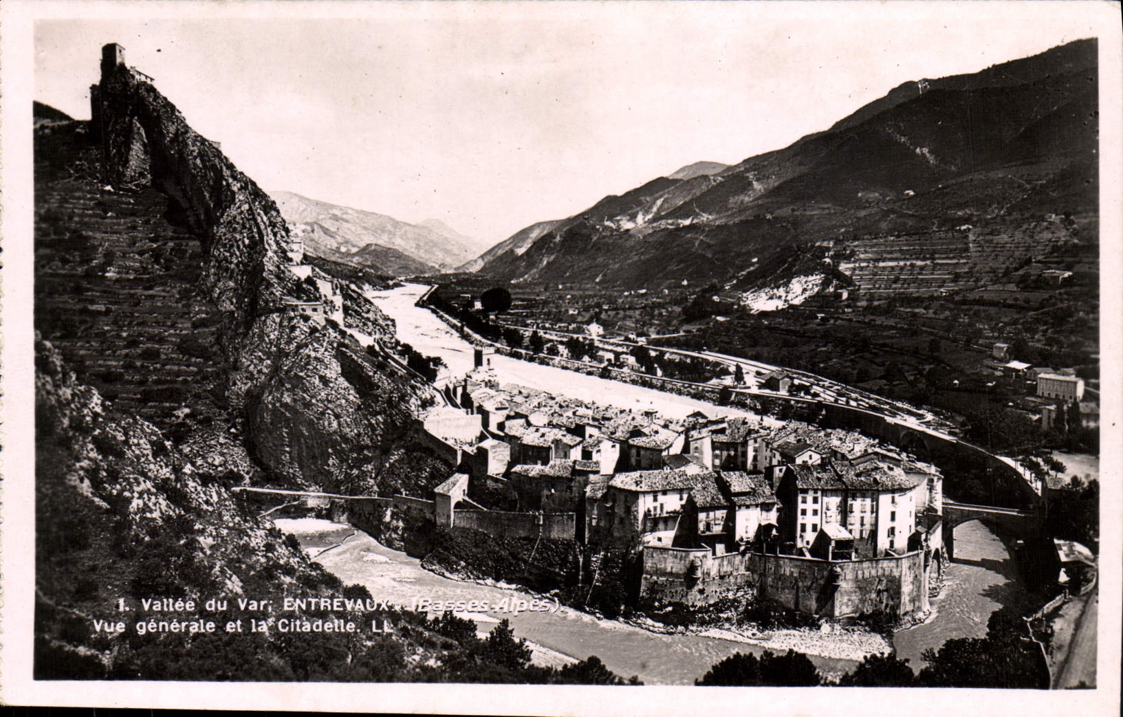 Tal des Var; ENTREVAUX - Basses-Alpes — Allgemeiner Blick und die Zitadelle. LL
