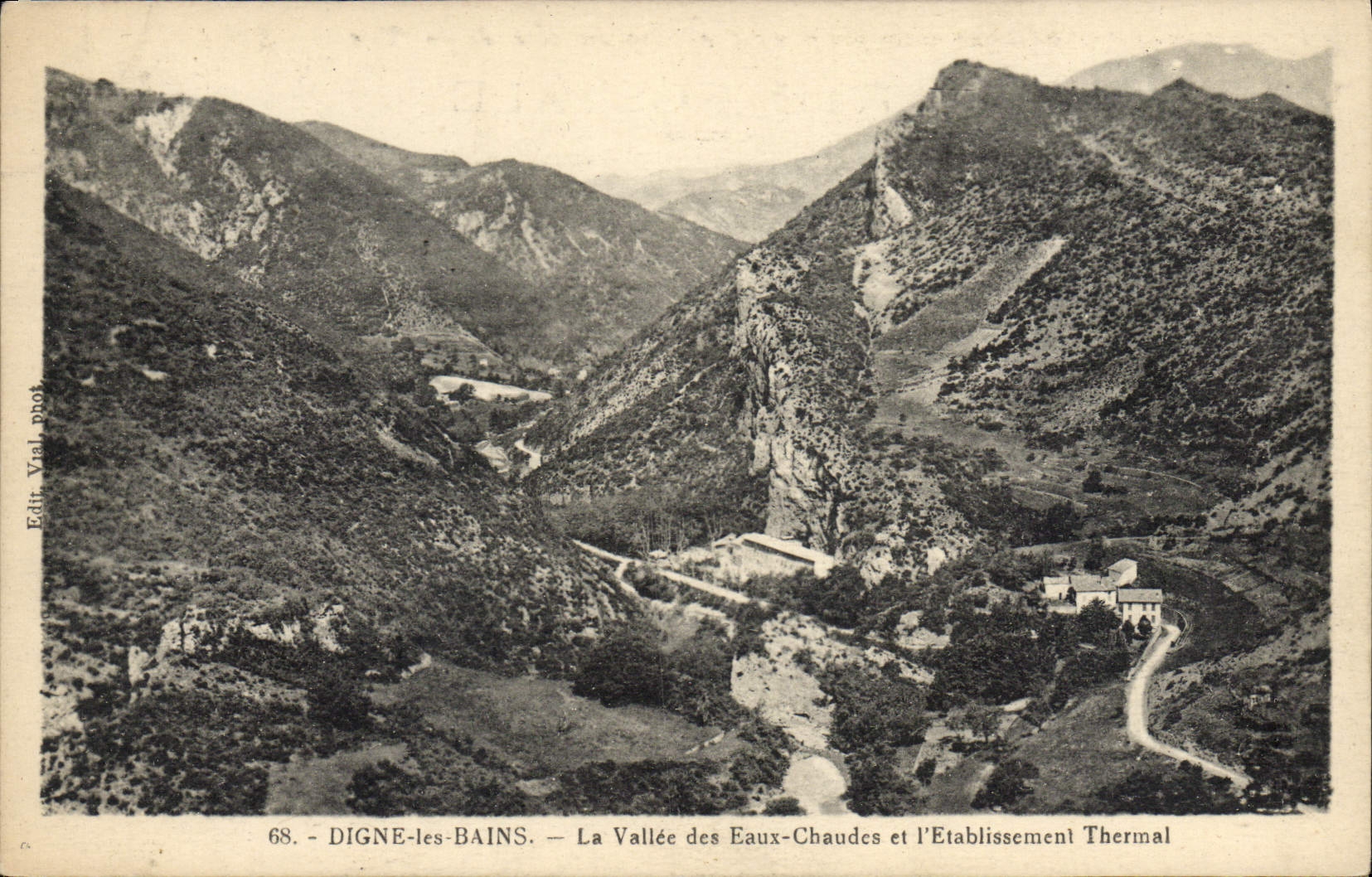 CPA Digne Les Bains La Vallee Des Eaux Chaudes Et I'Etablissement thermal