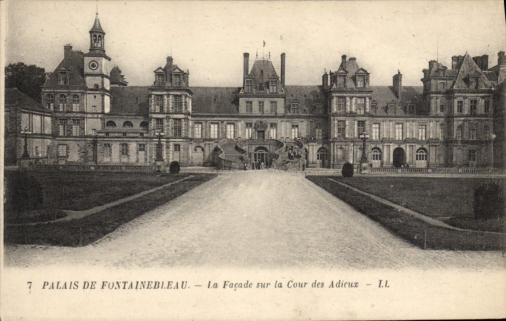 Palais de Fontainebleau — La Façade sur la Cour des Adicux — I.L.