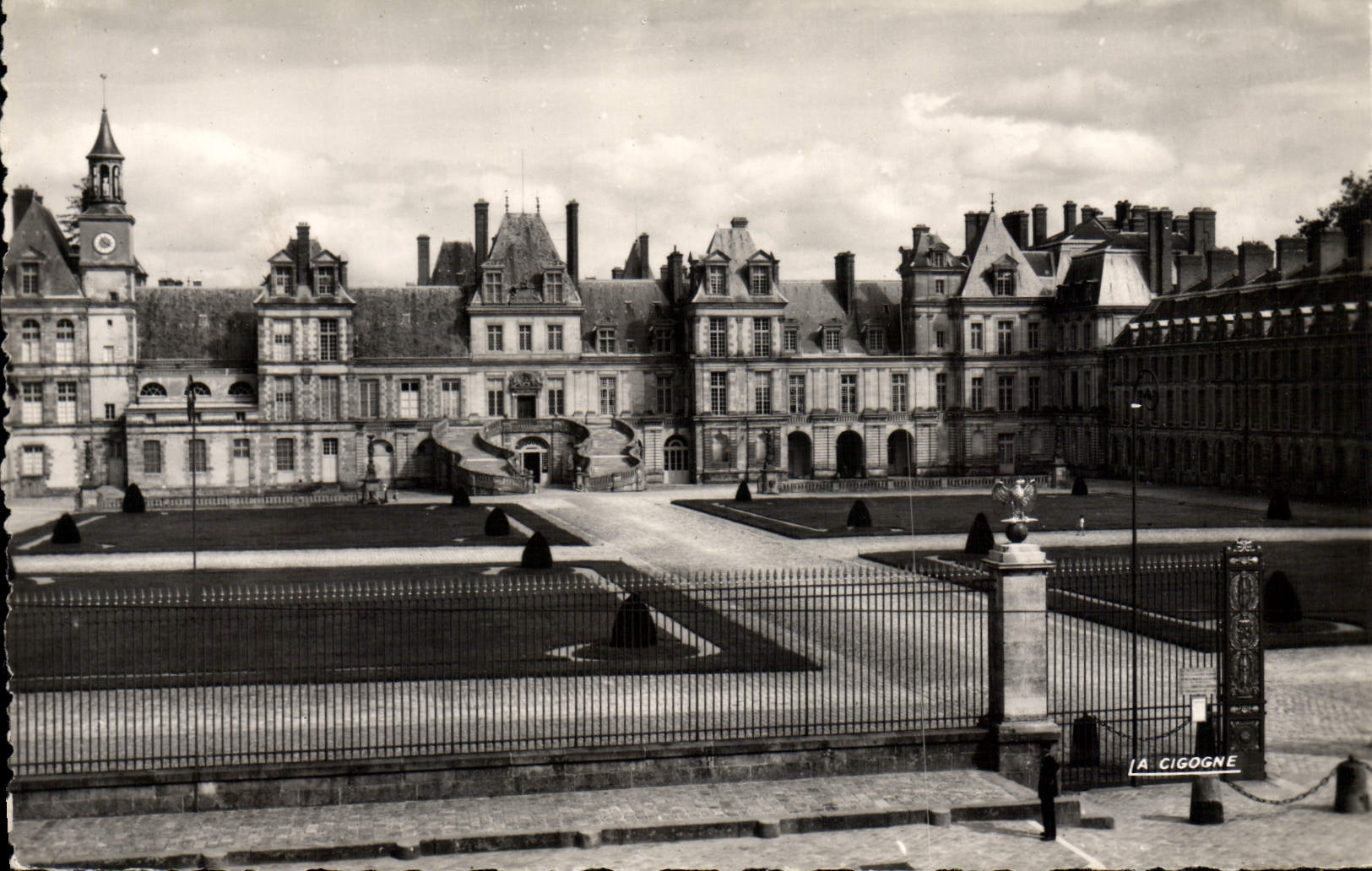 Castillo de Fontainebleau — Cour du Cheval Blanc — Ediciones La Cigogne