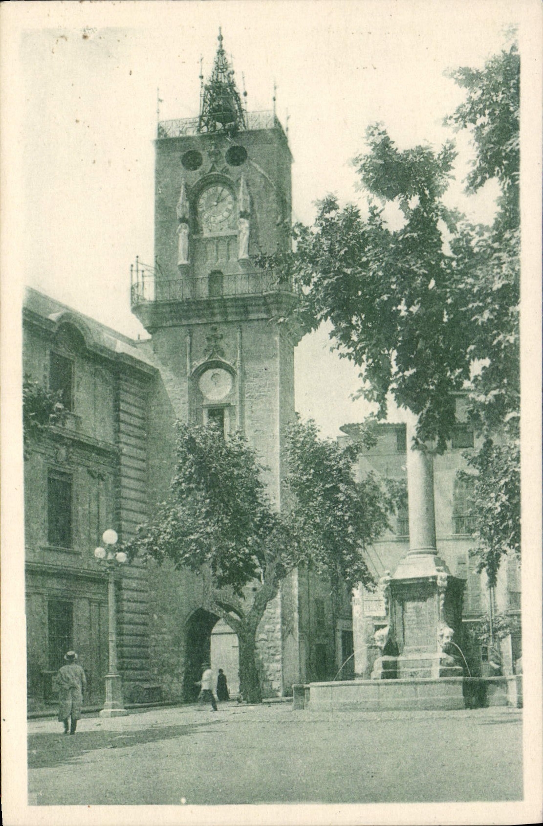 Aix-en-Provence — Place de l'Hôtel-de-Ville et Tour de l'Horloge — J. Goulard, Éditeur à Aix-en-Provence