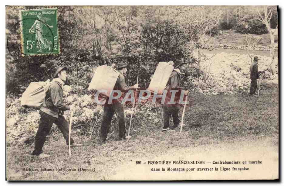 CPA Douanes Douaniers Frontiere franco suisse Conrebandiers en marche dans la montagne 