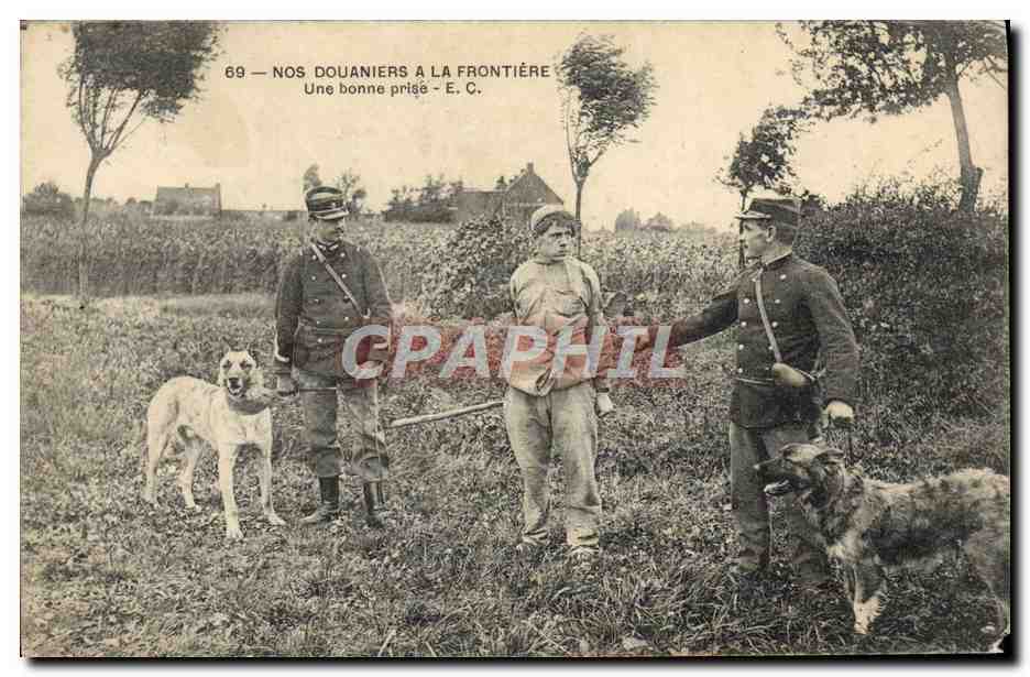 CPA Douanes Nos Douaniers a la frontiere Une bonne prise Chien Chiens 