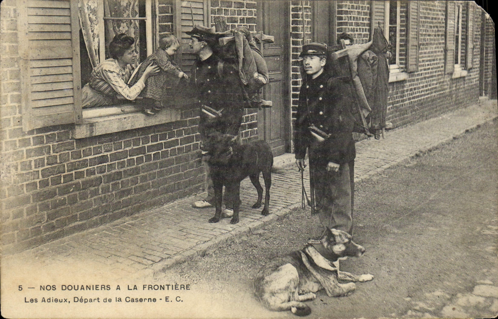 CPA Douanes Nos Douaniers a la frontiere Les adieux Depart de la caserne Chien