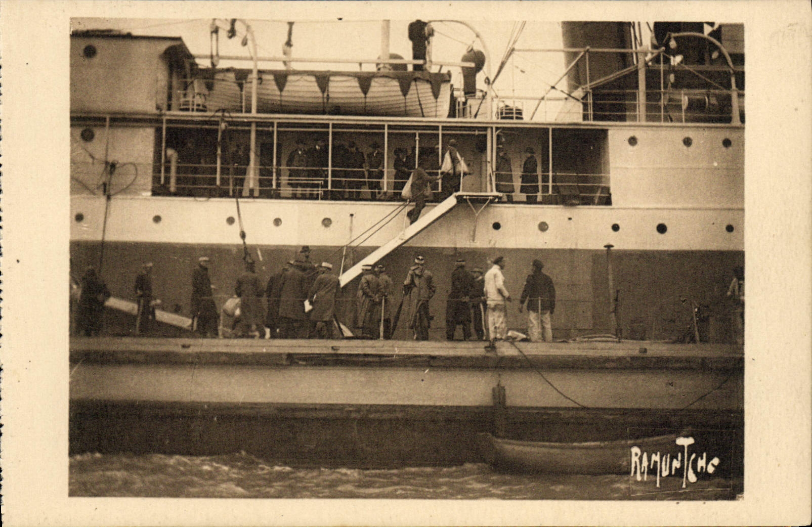 CPA Bagne Bagnard En rade de La Pallice Rochelle Forcats montant a bord du Martiniere qui doit les transporter a Guyane