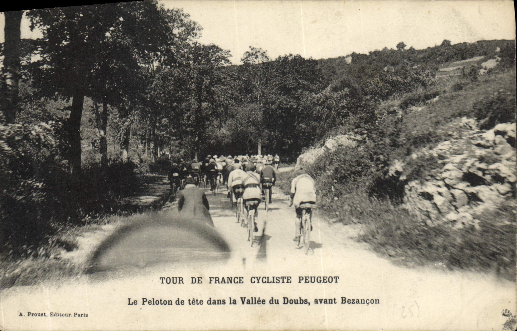 Tour de France cycliste Peugeot — Le Peloton de tête dans la Vallée du Doubs, avant Bezanson — A. Proust, Editeur, Paris