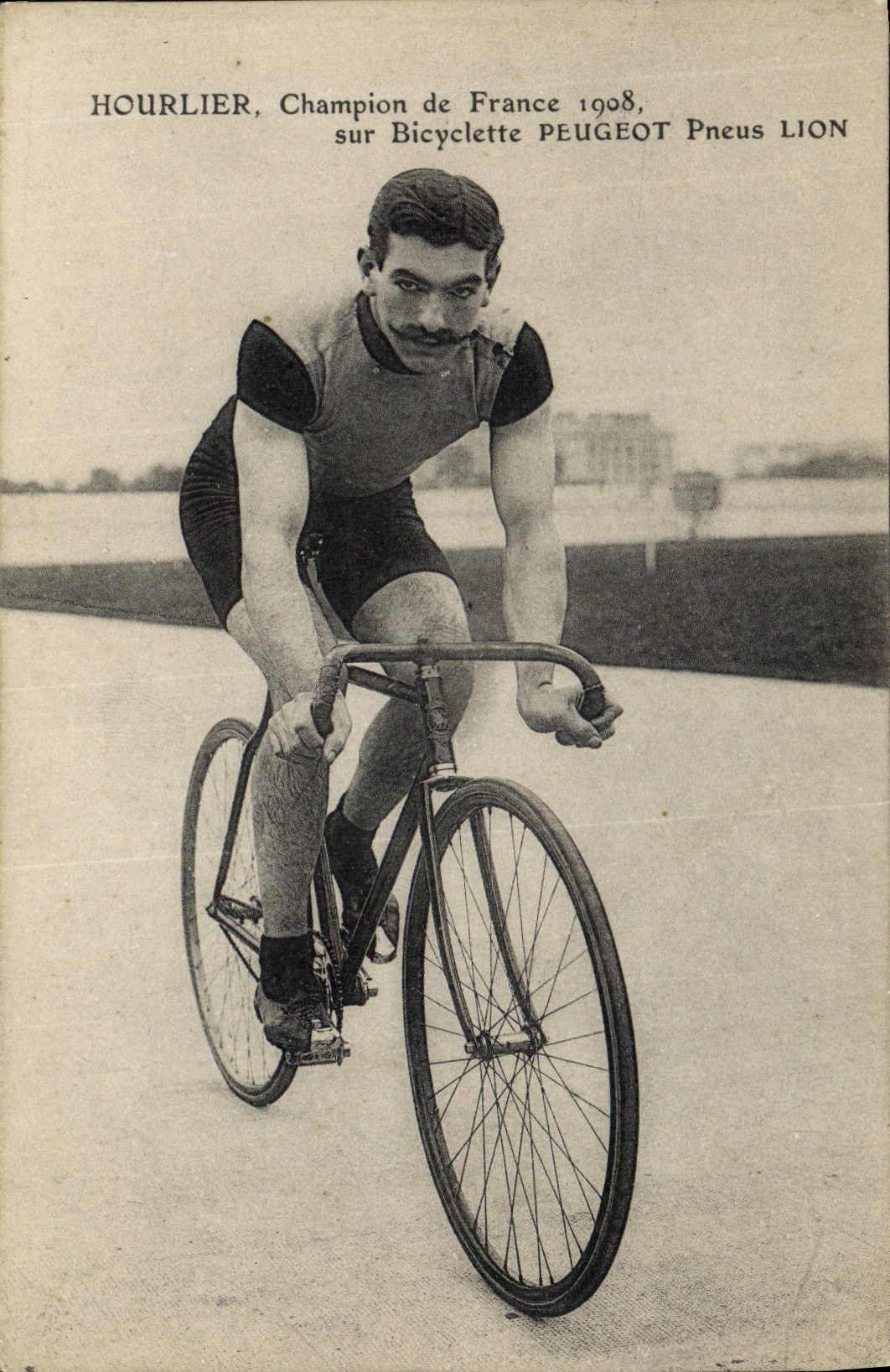 Hourlier, Champion de France 1908, sur Bicyclette Peugeot Pneus Lion