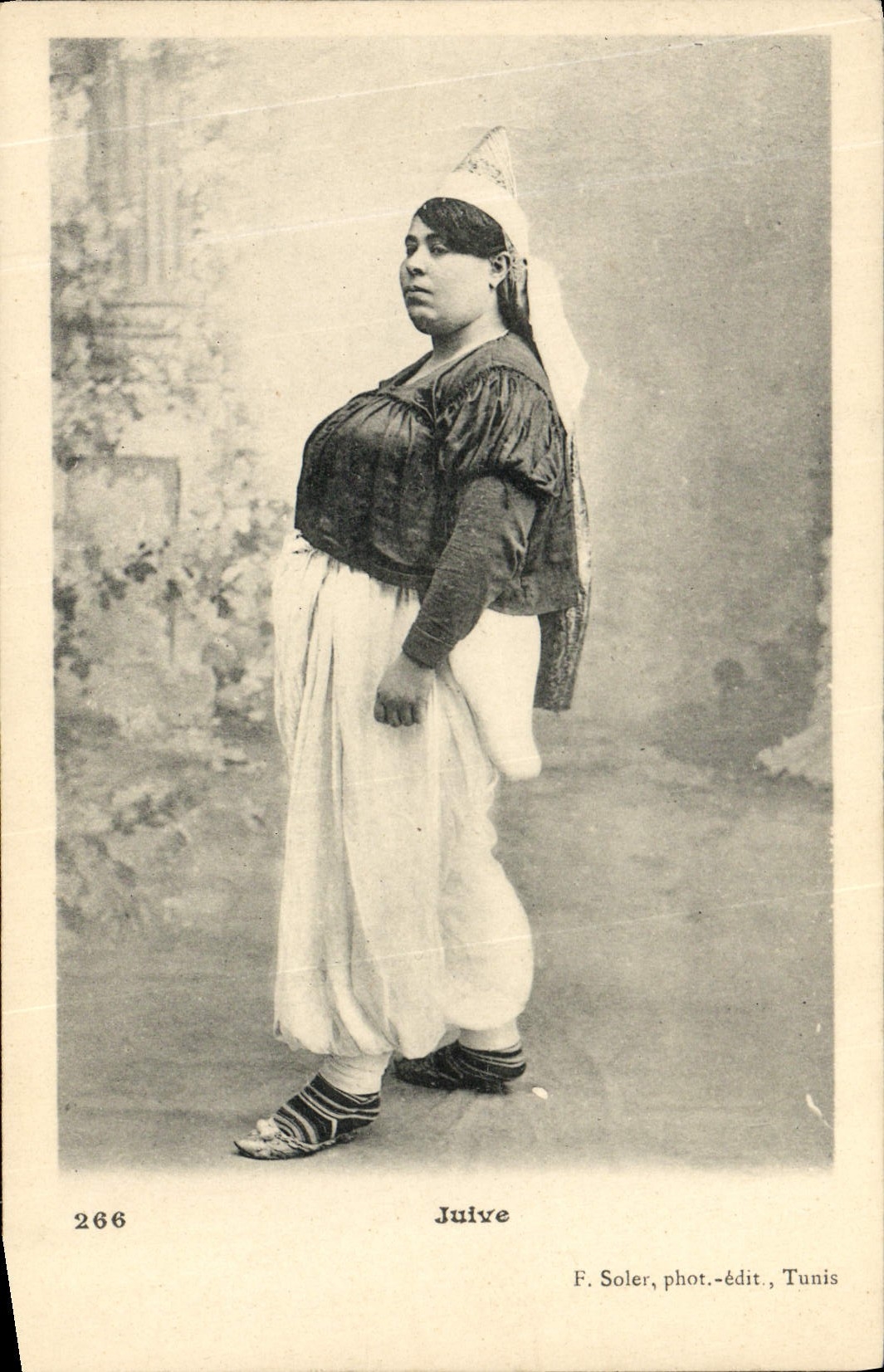 Frau im traditionellen tunesischen Kleid — F. Soler, phot.-edit., Tunis — n° 266