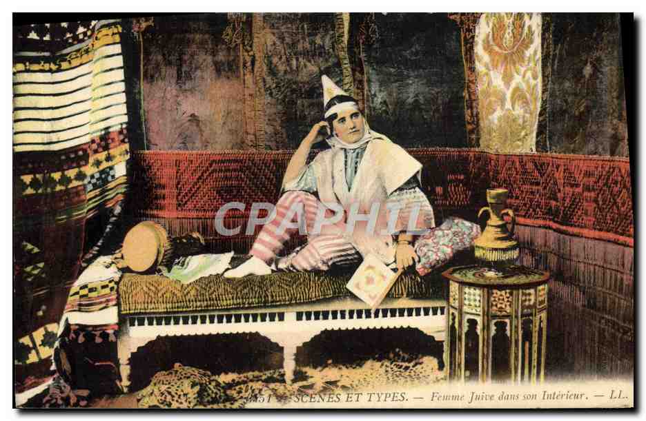 CPA Judaica Juif Scenes et Types Femme juive dans son interieur Tunisie