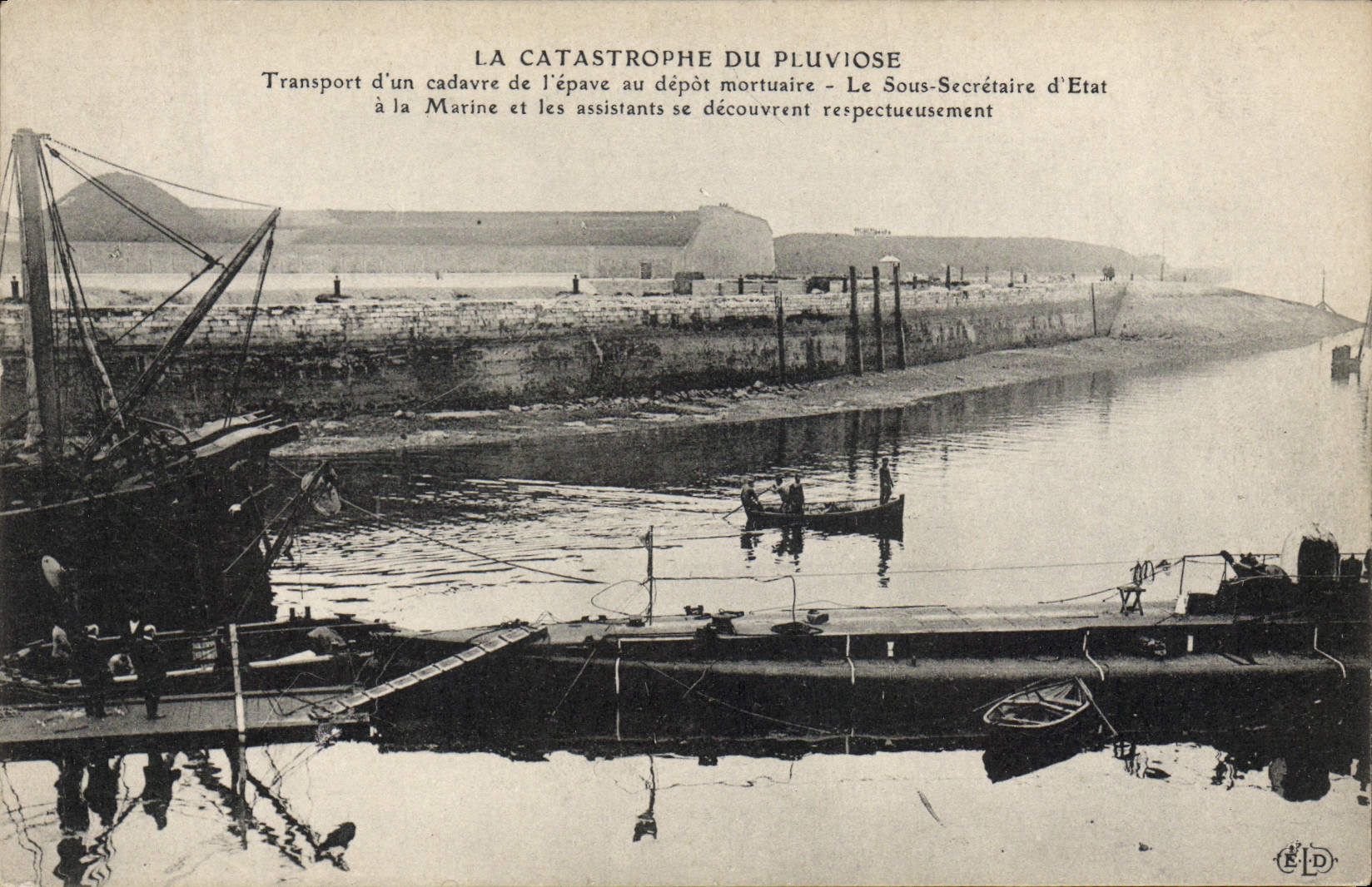 La catastrophe du Pluviose — Transport d'un cadavre de l'épave au dépôt mortuaire — Éditeur E.D.