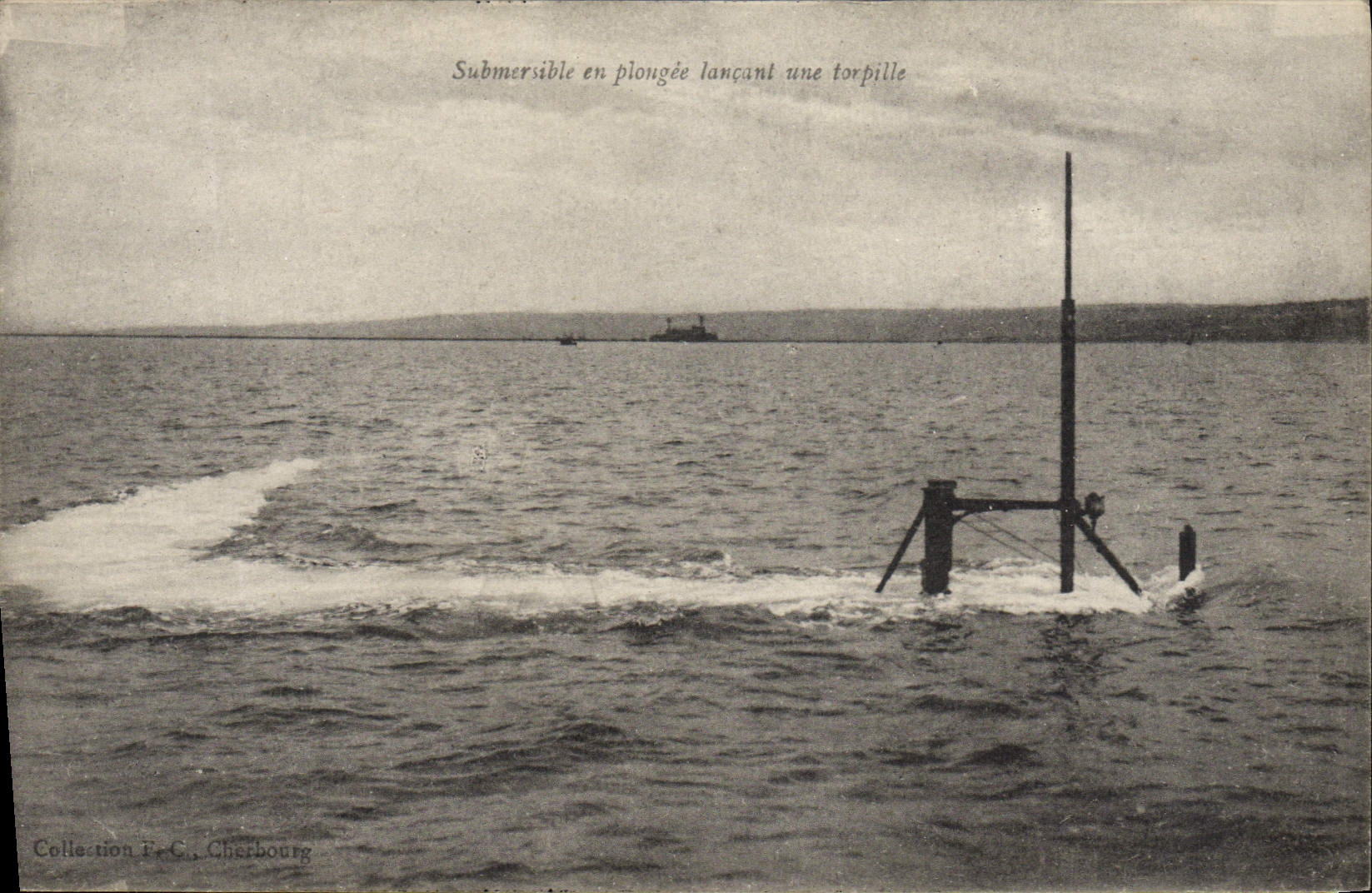 CPA Bateau Sous marin Submersible en plongee lancant une torpille 