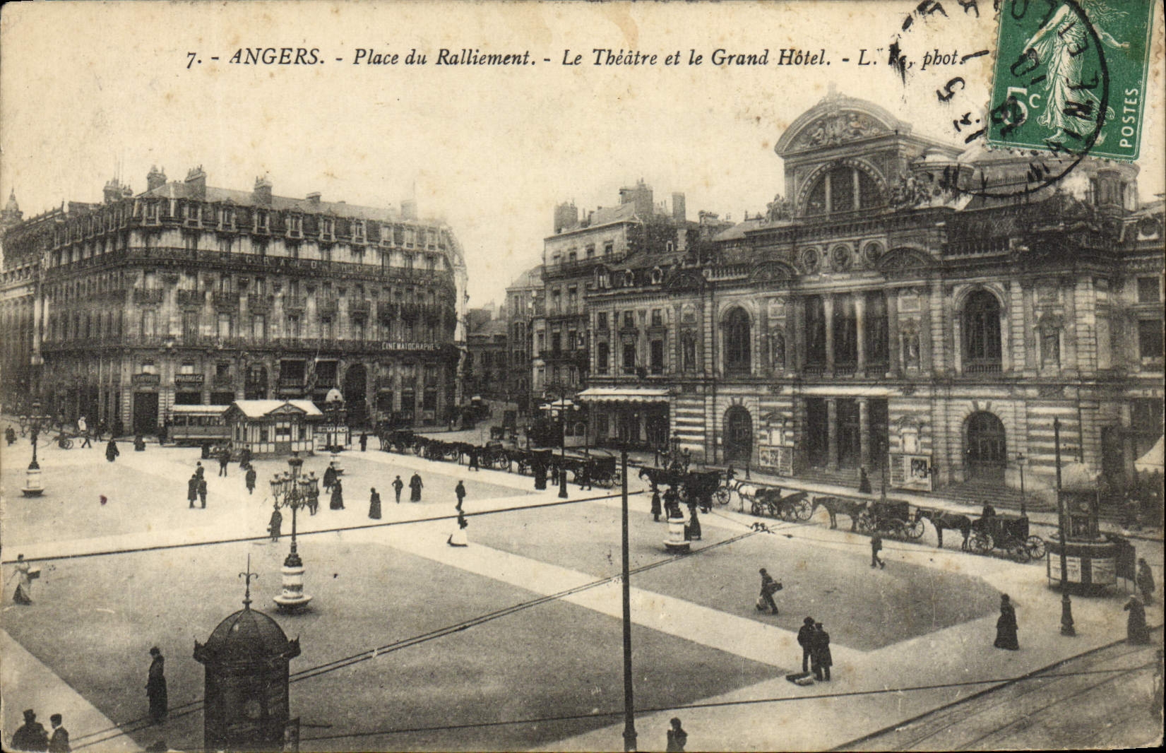 Angers - Place du Ralliement - Le Théâtre et le Grand Hôtel - L. phot.
