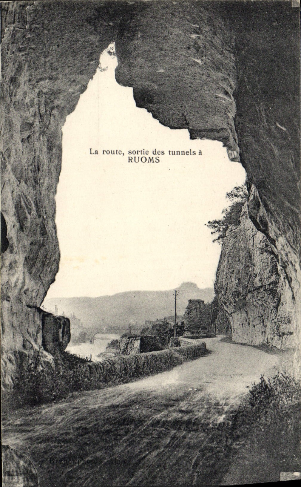 CPA La Route Sortie des Tunnels a Ruoms