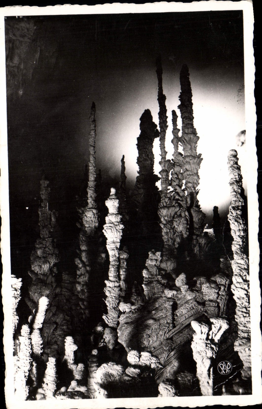Aven d'Orgnac — Jeu de lumière sur un groupe stalagmitique — Photo Albert Perren (Gervil)