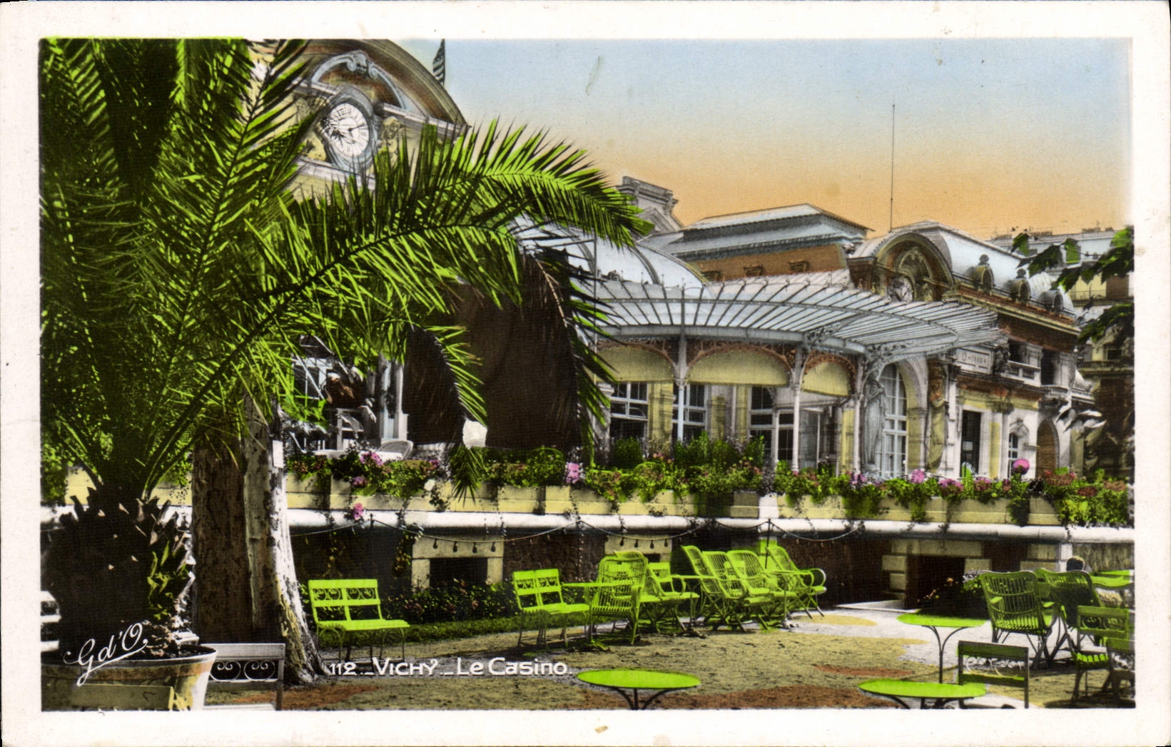 Vichy - Le Casino — vue de la terrasse avec palmier et mobilier vert — éditeur Gd'O, n° 112