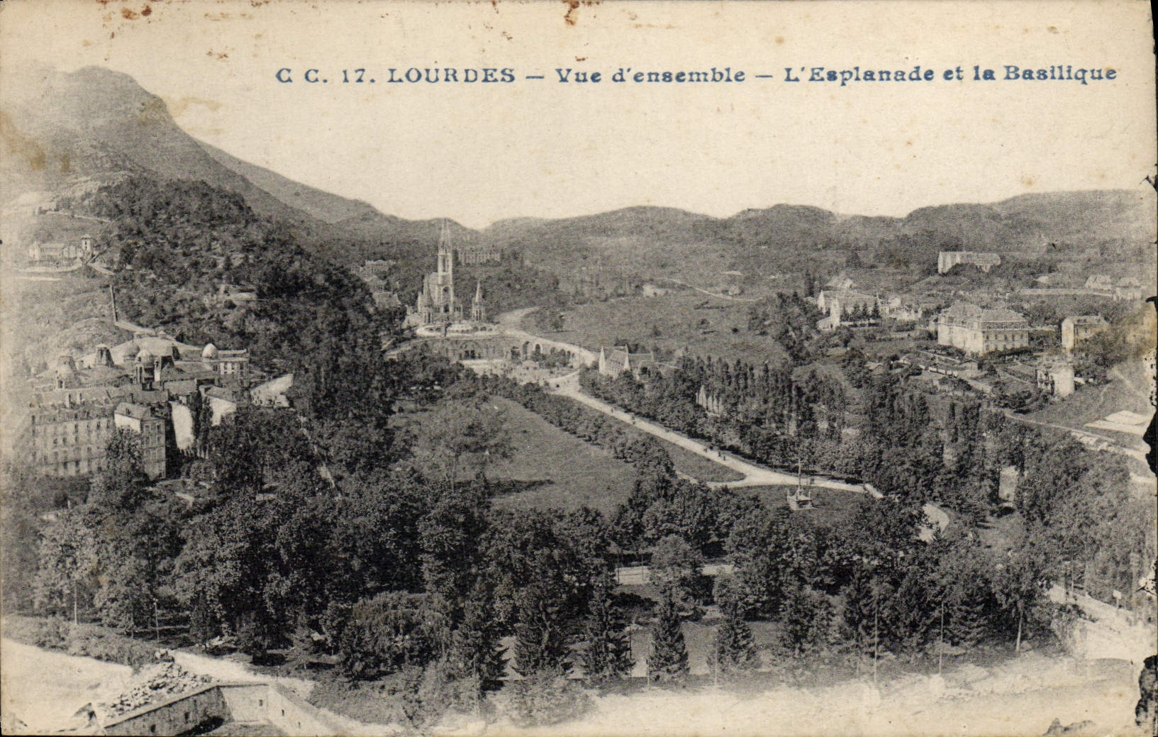 CPA Lourdes Vue D'ensemble L'esplanade et la basilique