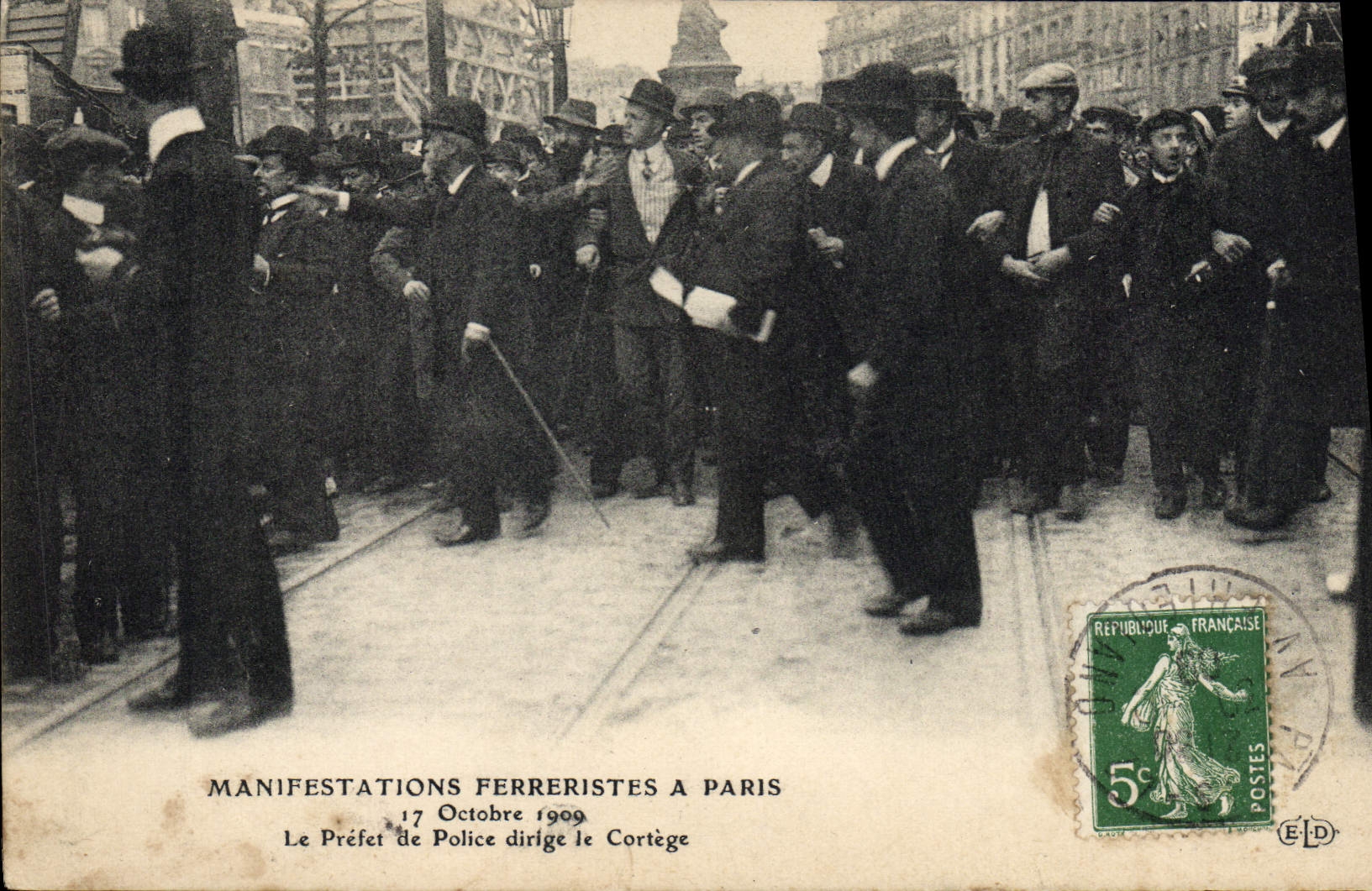 Manifestations Ferreristes à Paris — 17 Octobre 1909 — Le Préfet de Police dirige le Cortège