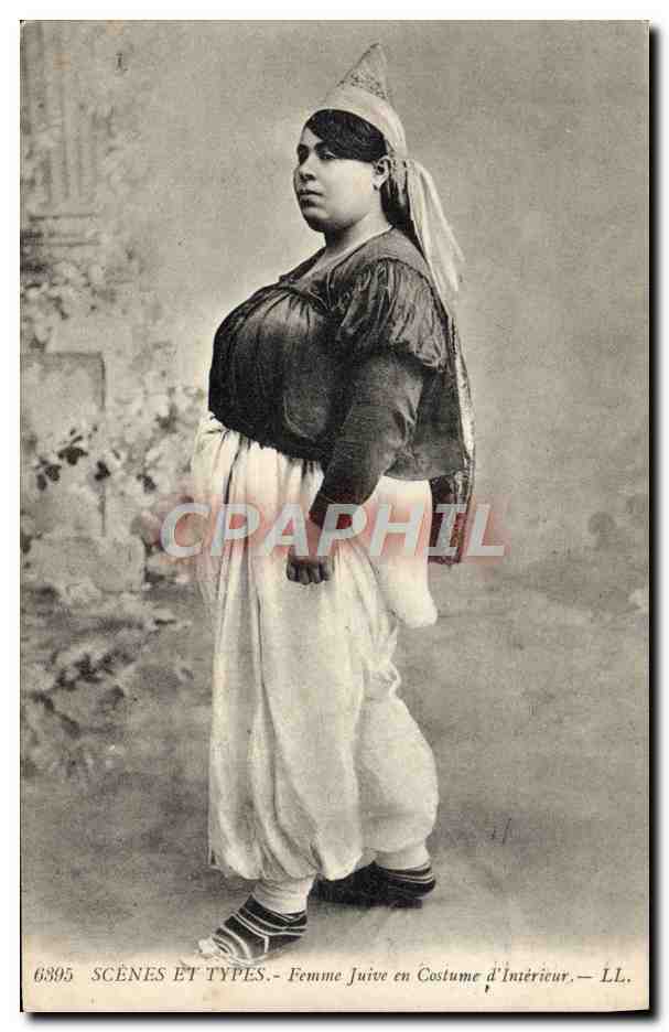 CPA Judaica Juif Scenes et types Femme juive en costume d'interieur