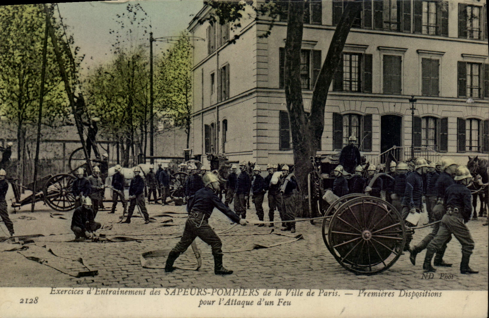 Ejercicios de entrenamiento de los bomberos de la ciudad de París — Primeras disposiciones para el ataque a un incendio — ND Phot, n° 2128