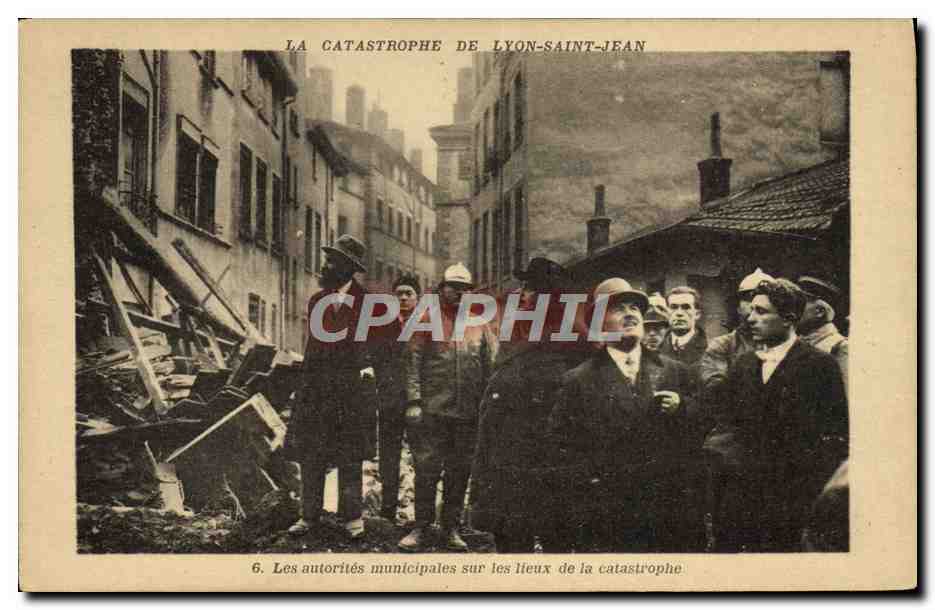La catástrofe de Lyon-Saint-Jean — Las autoridades municipales en el lugar de la catástrofe — Ediciones J. Callard, Lyon