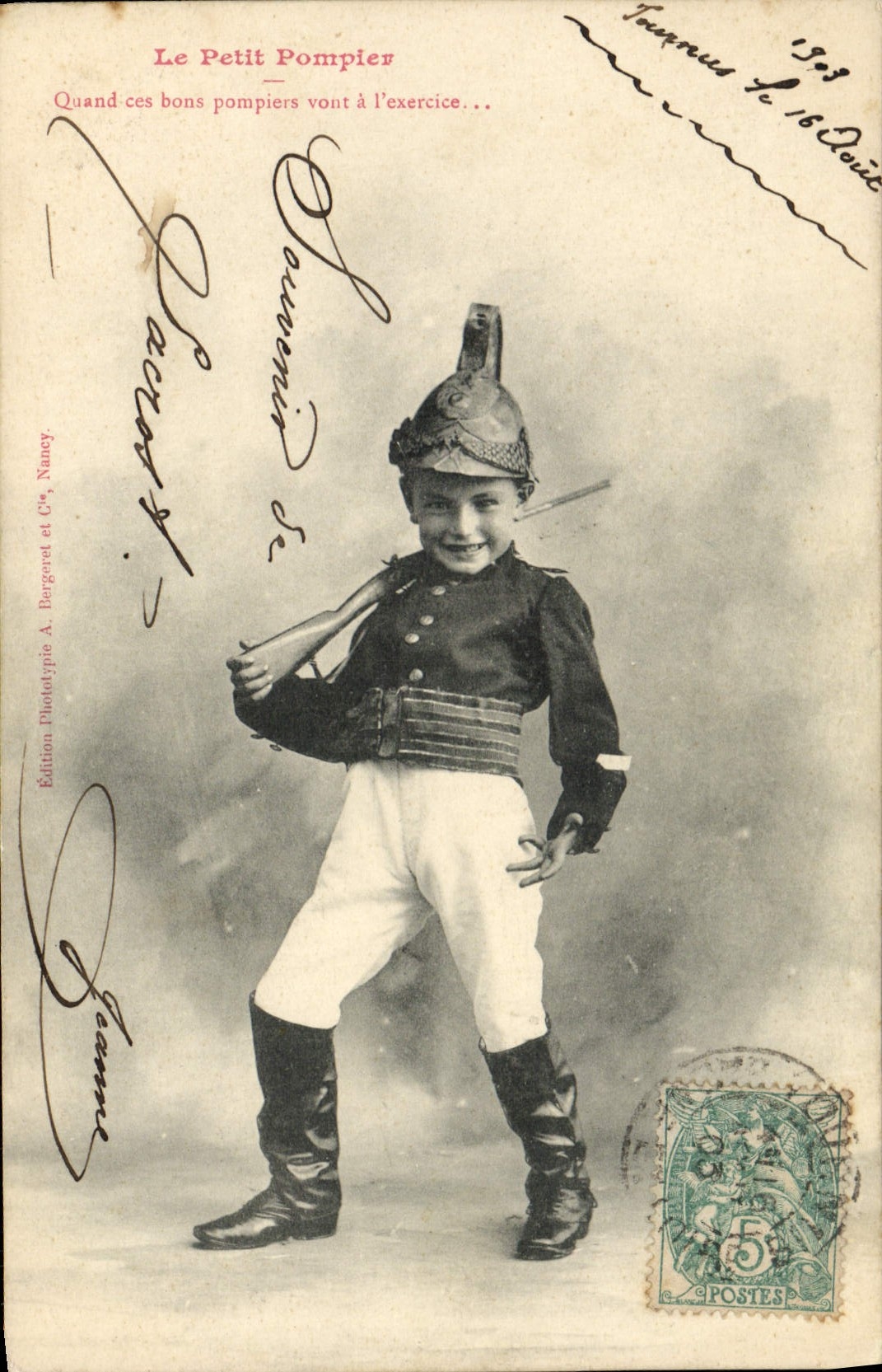 Le Petit Pompiere — Enfant en tenue de pompier — Édition Phototypie A. Bergeret et Cie, Nancy
