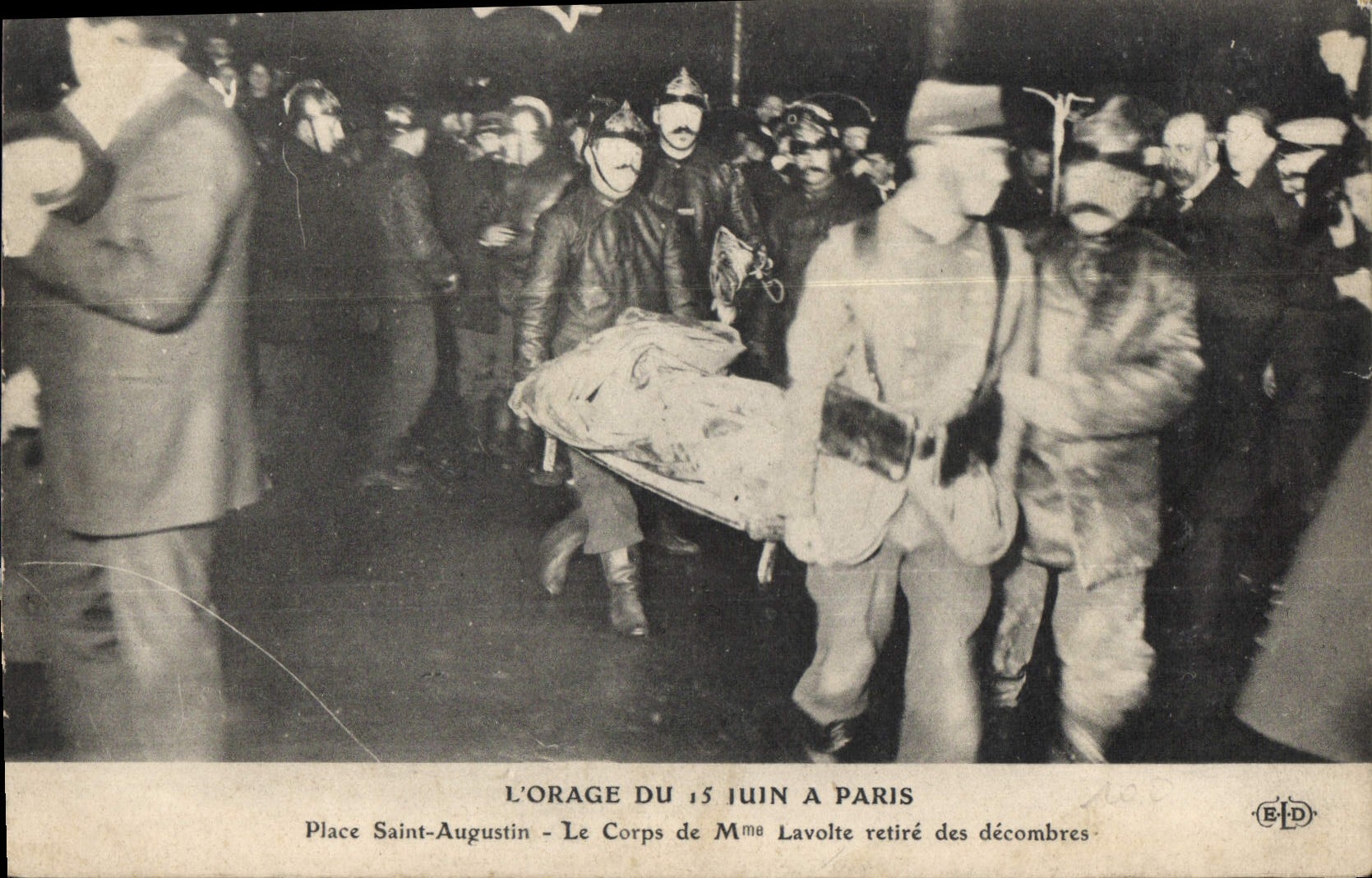 CPA Sapeurs Pompiers L'orage du 15 juin a Paris Place Saint Augustin Le corps de Mme Lavolte retire des decombres