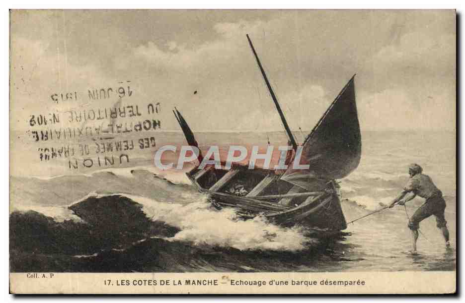 CPA Bateau Les Cotes de la Manche Echouage d'une barque desemparee