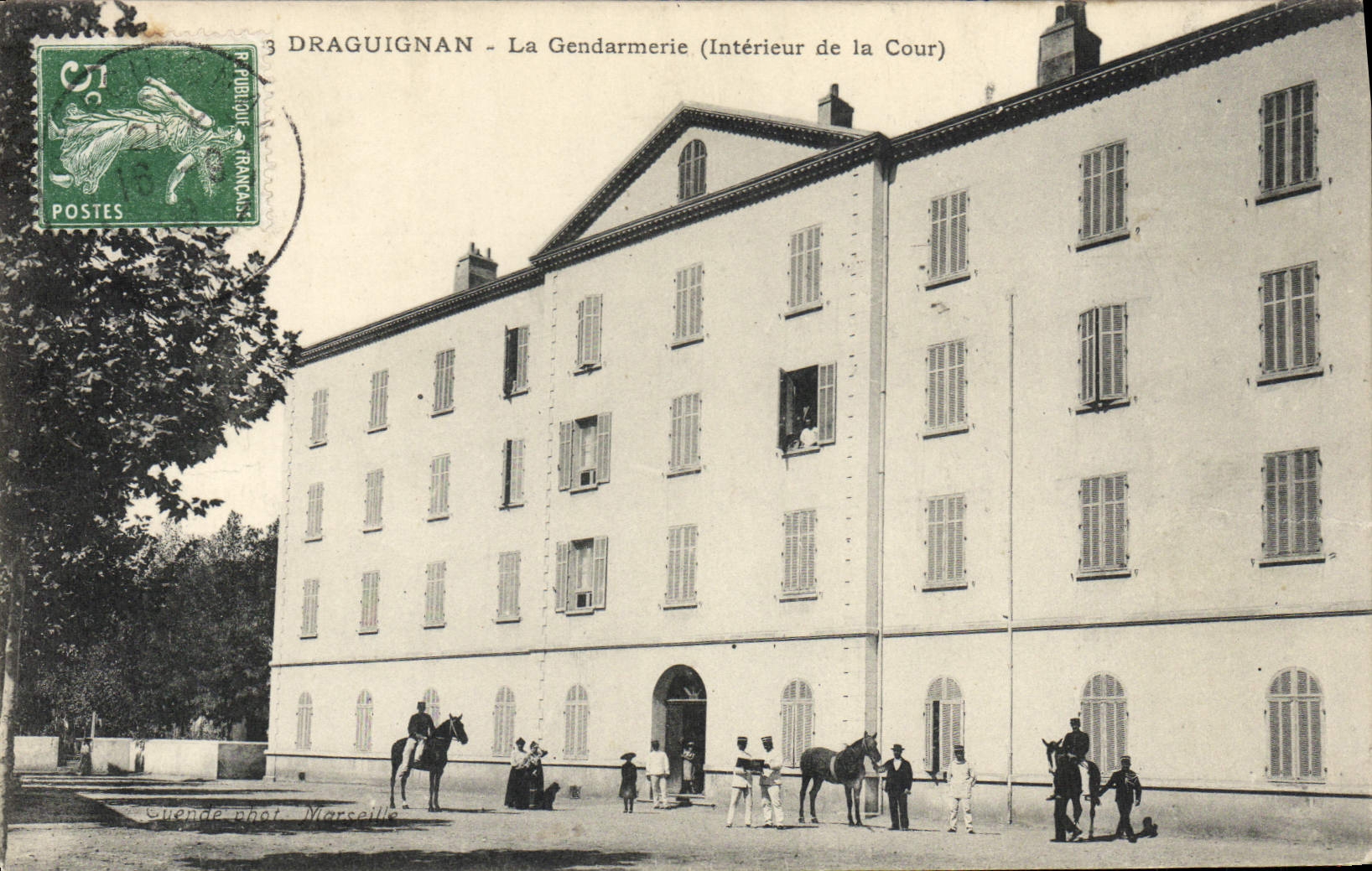 CPA Police Policier Draguignan gendarmerie Interieur de la cour Cheval Chevaux 