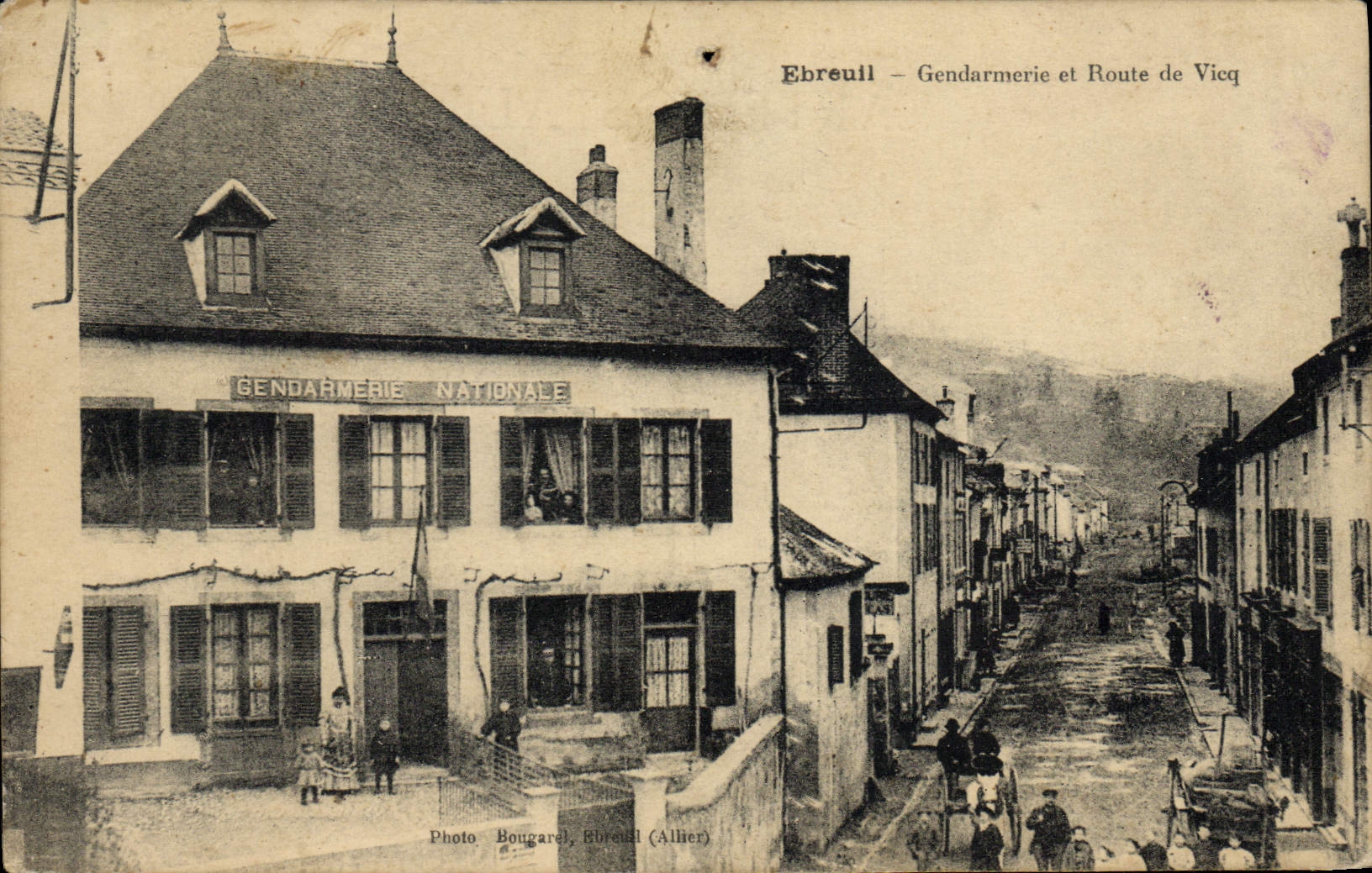 Ebreuil — Gendarmerie et Route de Vicq — Photo Bougarel, Ebreuil (Allier)