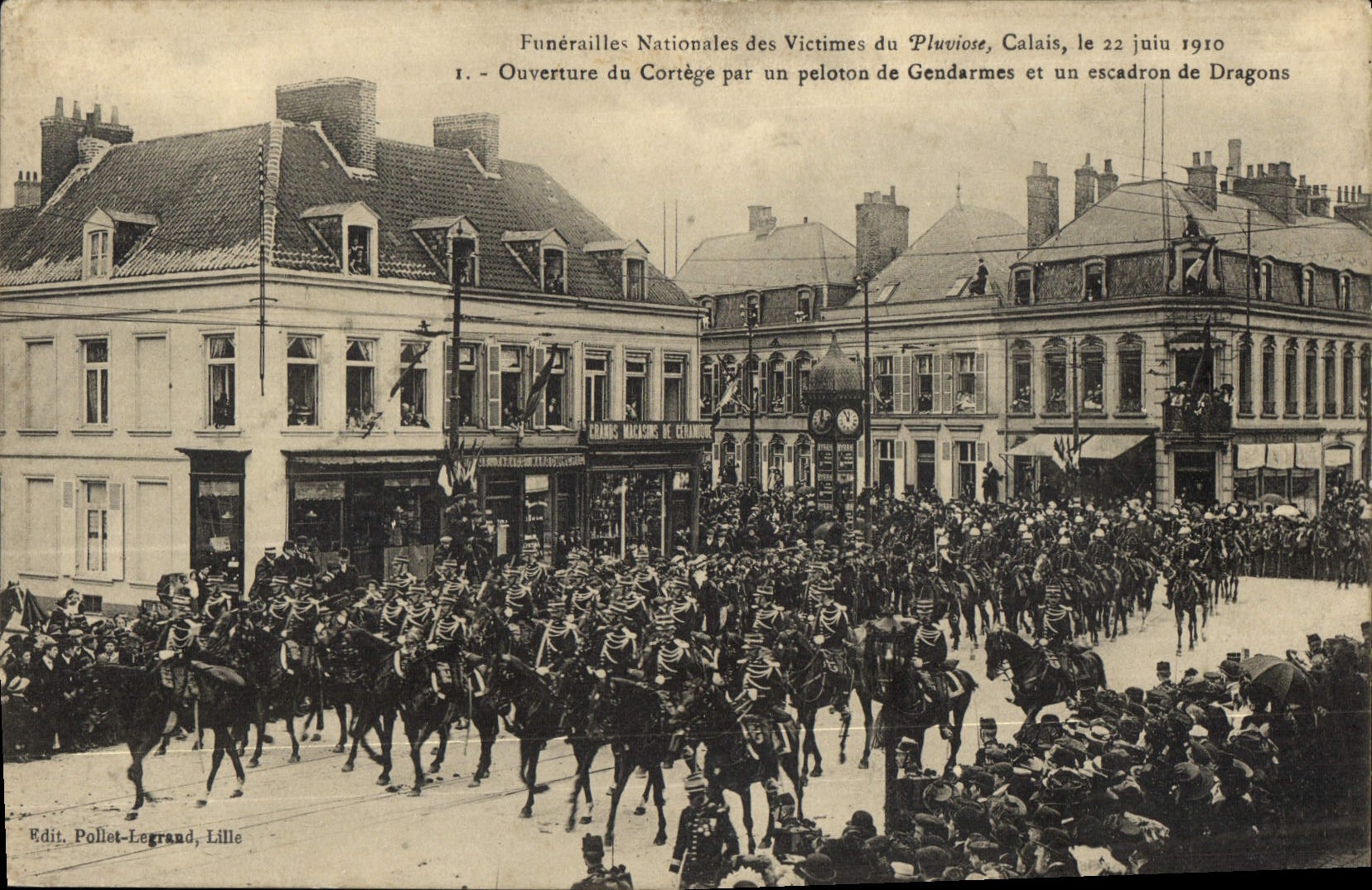 Funérailles Nationales des Victimes du Pluviose, Calais — Ouverture du Cortège par un peloton de Gendarmes et un escadron de Dragons — Edit. Pollet-Legrand, Lille