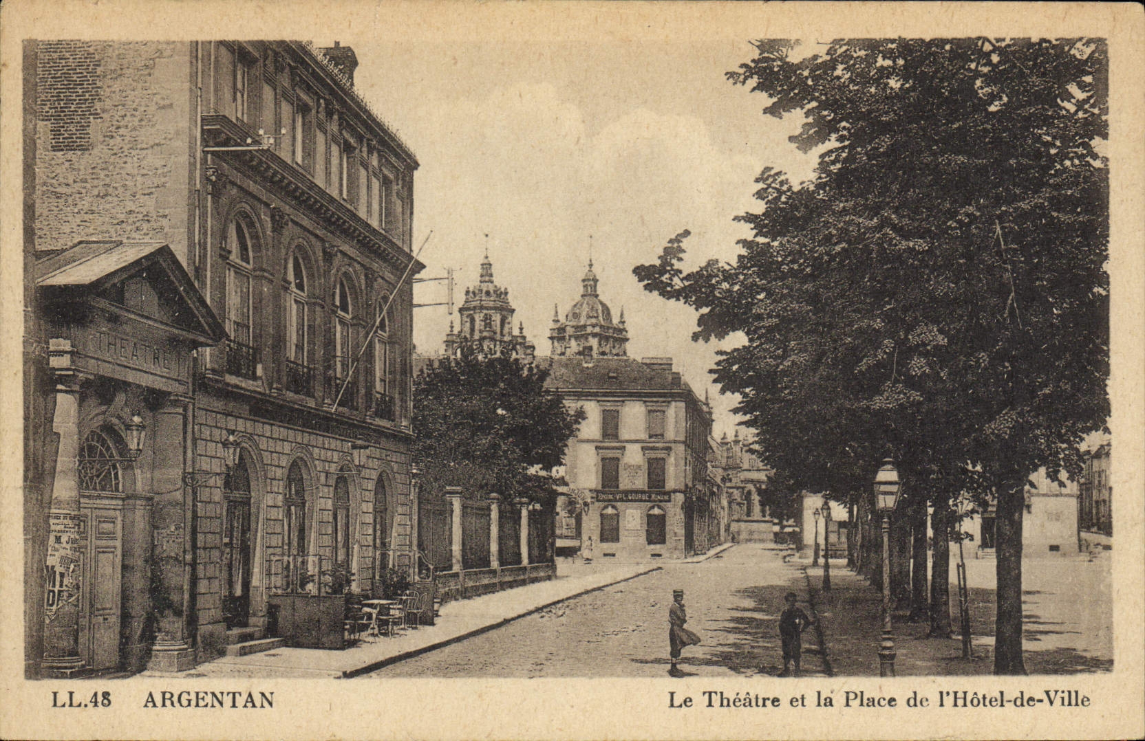 CPA Argentan Le Theatre et la place de l'hotel de ville 