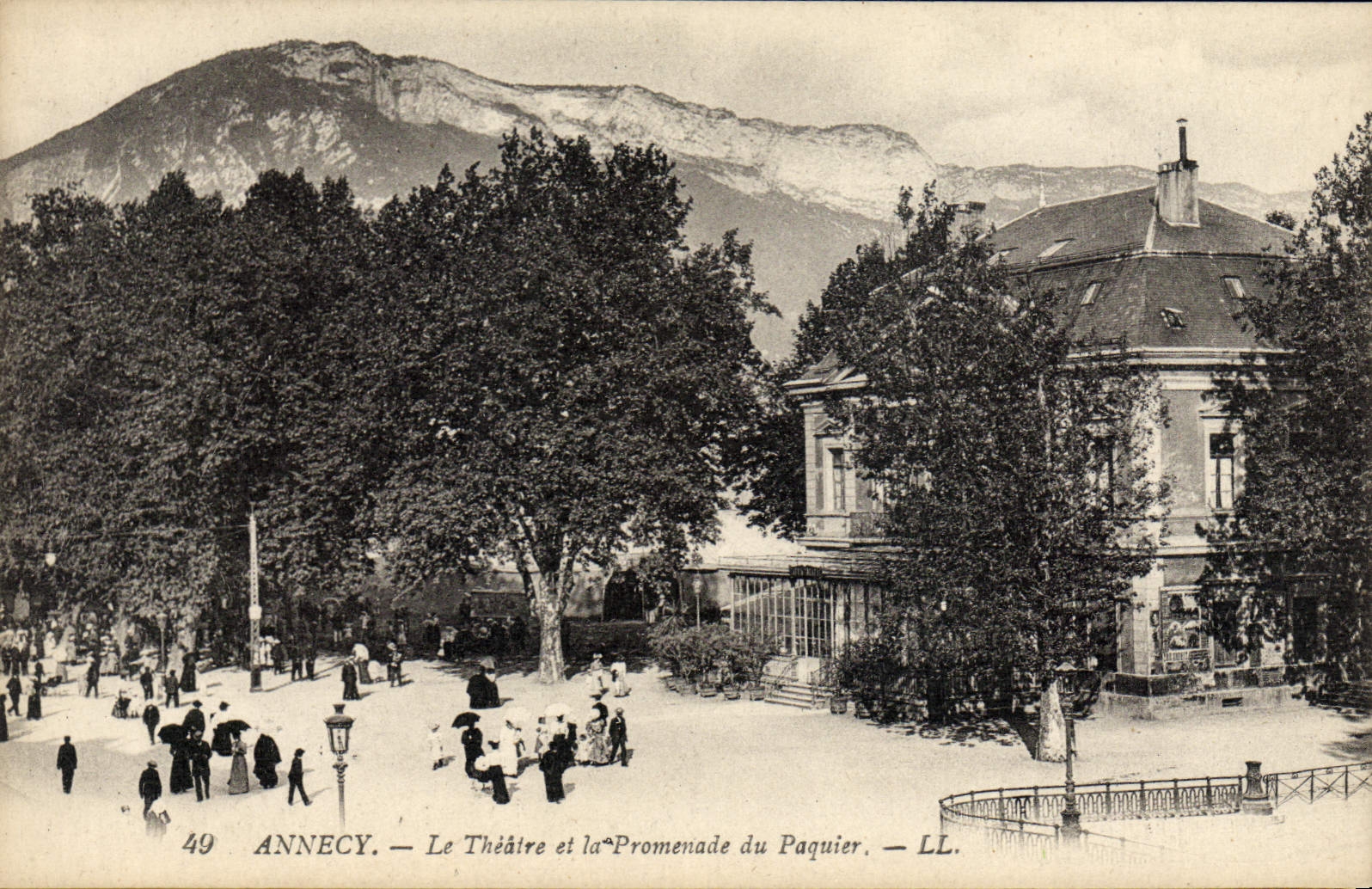 CPA Annecy Le Theatre et la promenade du Paquier 