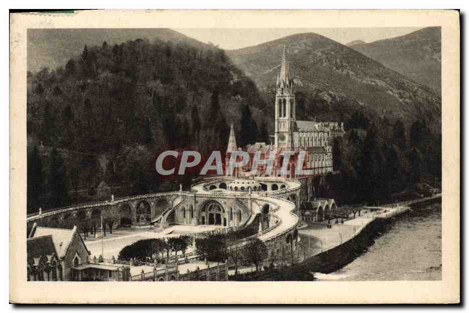 CPA Lourdes Vue d'ensemble sur la Basilique